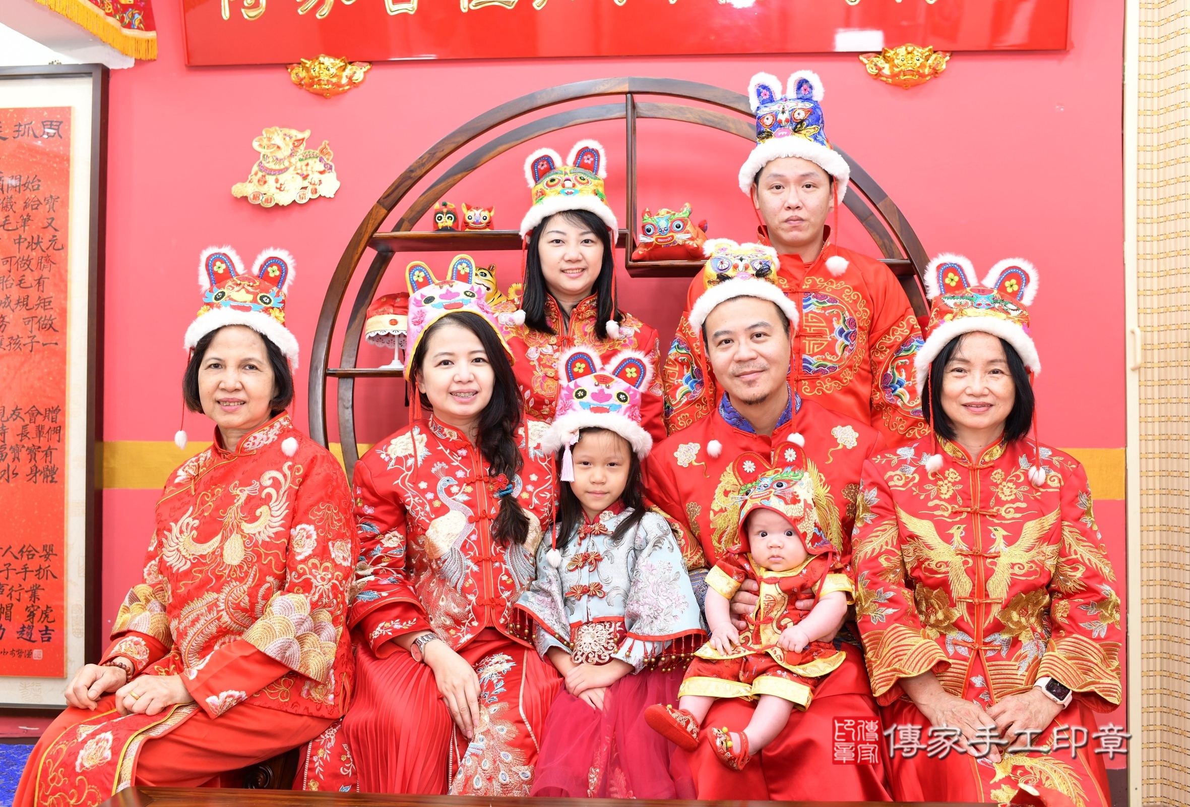 宸宸寶寶收涎，成人與小孩古裝禮服照。地點：傳家「新北店」古禮會場，照片3