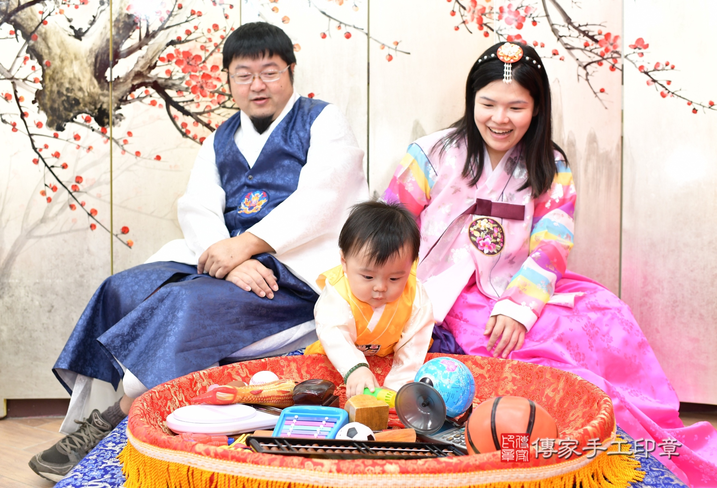 小煊寶寶抓周，成人與小孩古裝禮服照。地點：傳家「新北店」古禮會場，照片2
