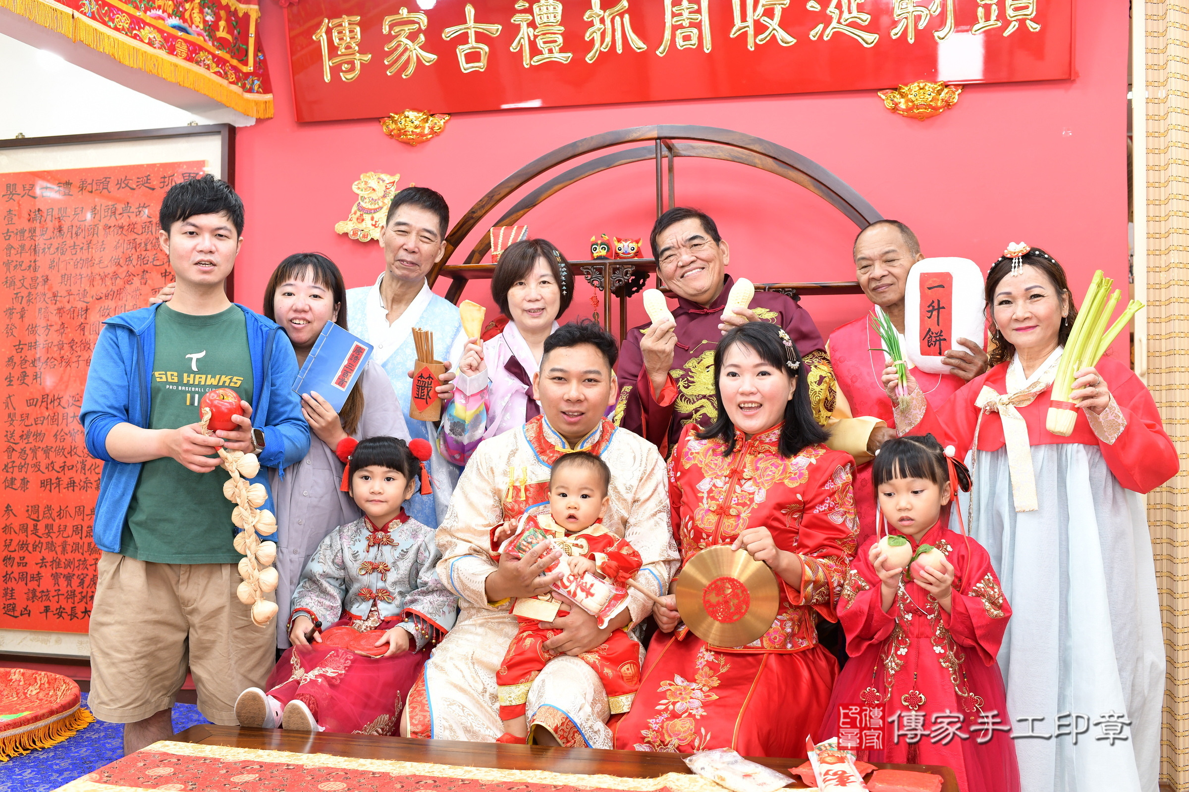 喆喆寶寶抓周，成人與小孩古裝禮服照。地點：傳家「新北店」古禮會場，照片3