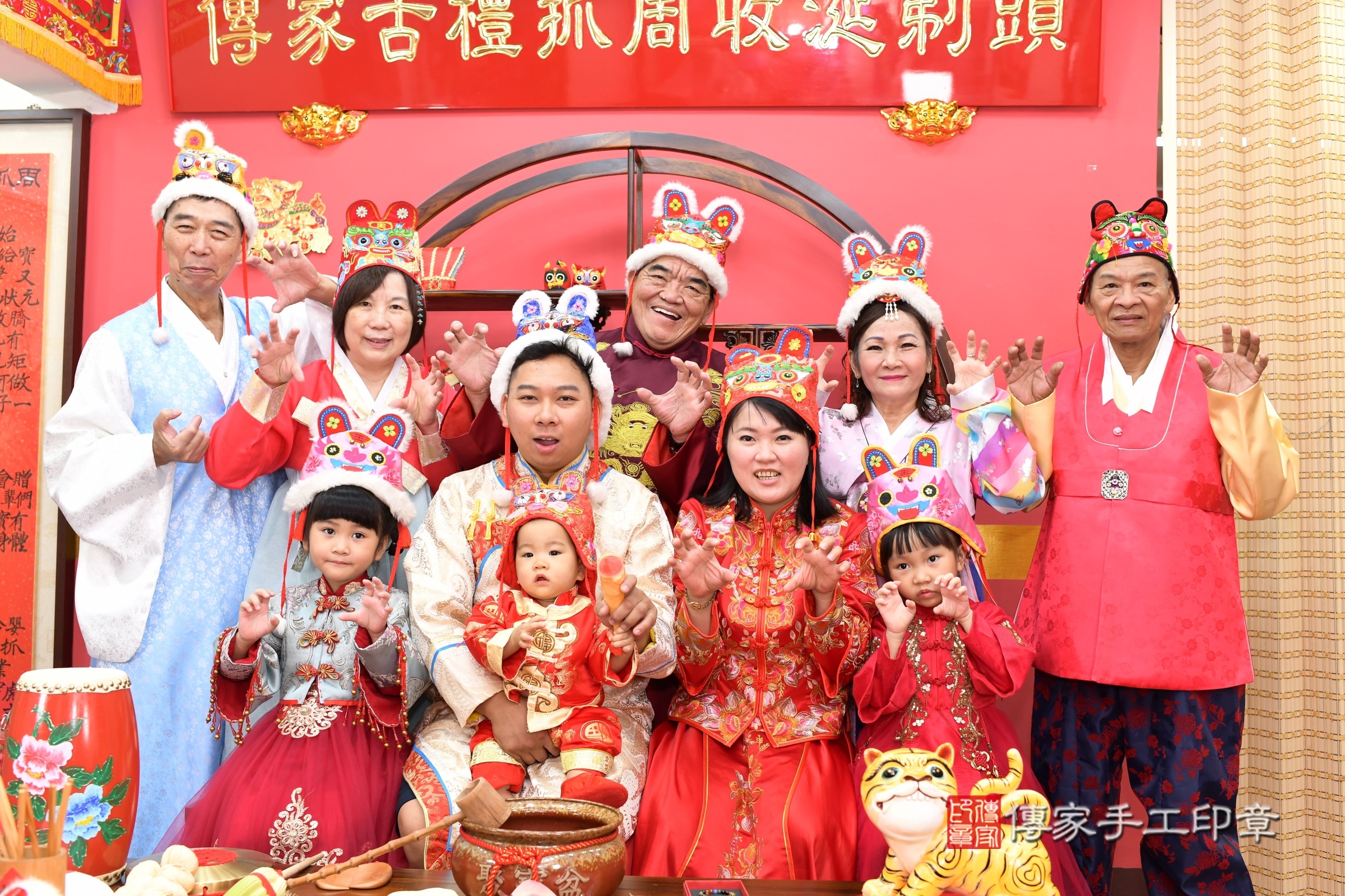 喆喆寶寶抓周，成人與小孩古裝禮服照。地點：傳家「新北店」古禮會場，照片2