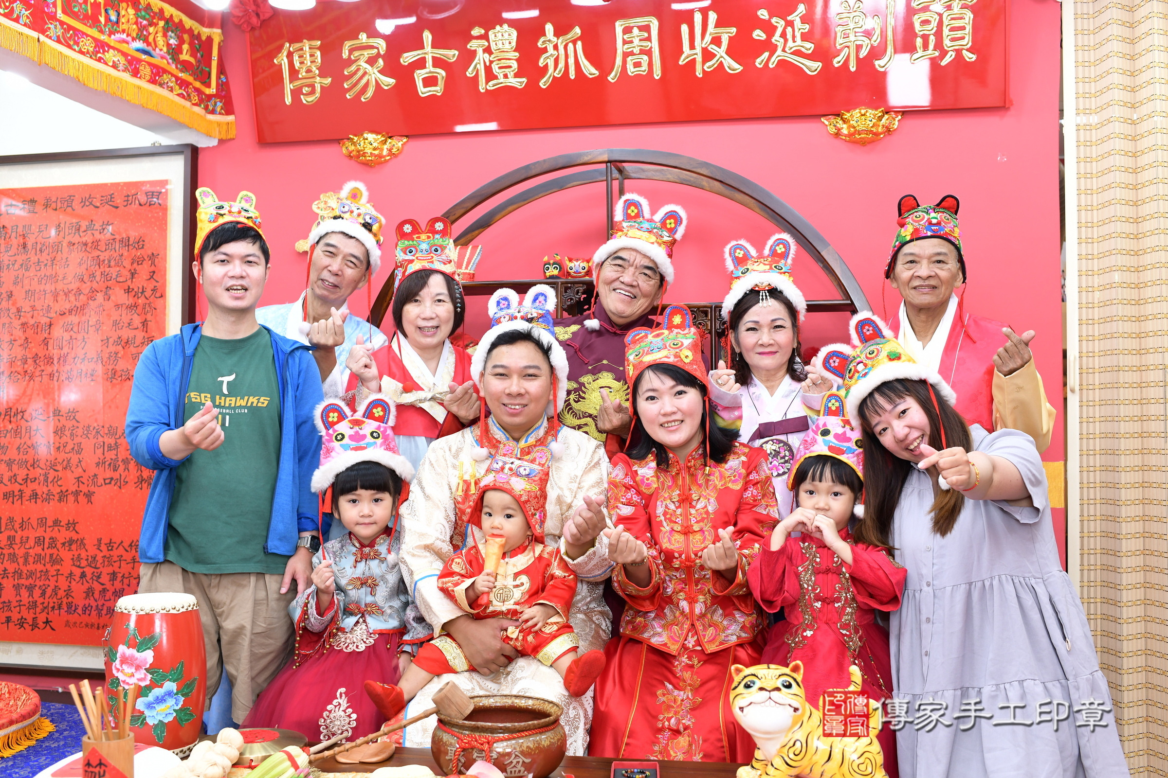 喆喆寶寶抓周，成人與小孩古裝禮服照。地點：傳家「新北店」古禮會場，照片4