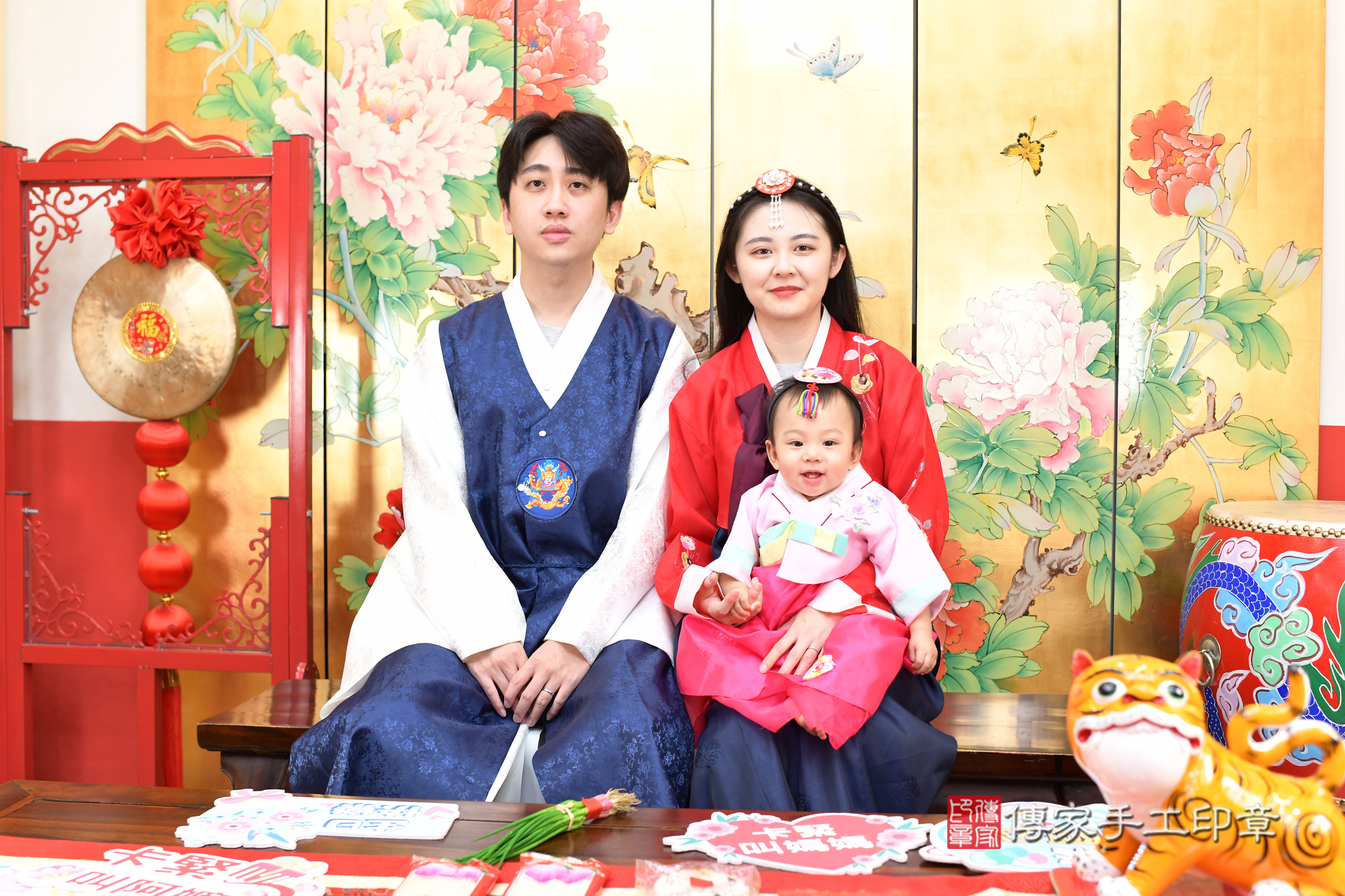 妘妘寶寶抓周，成人與小孩古裝禮服照。地點：傳家「台北店」古禮會場，照片2