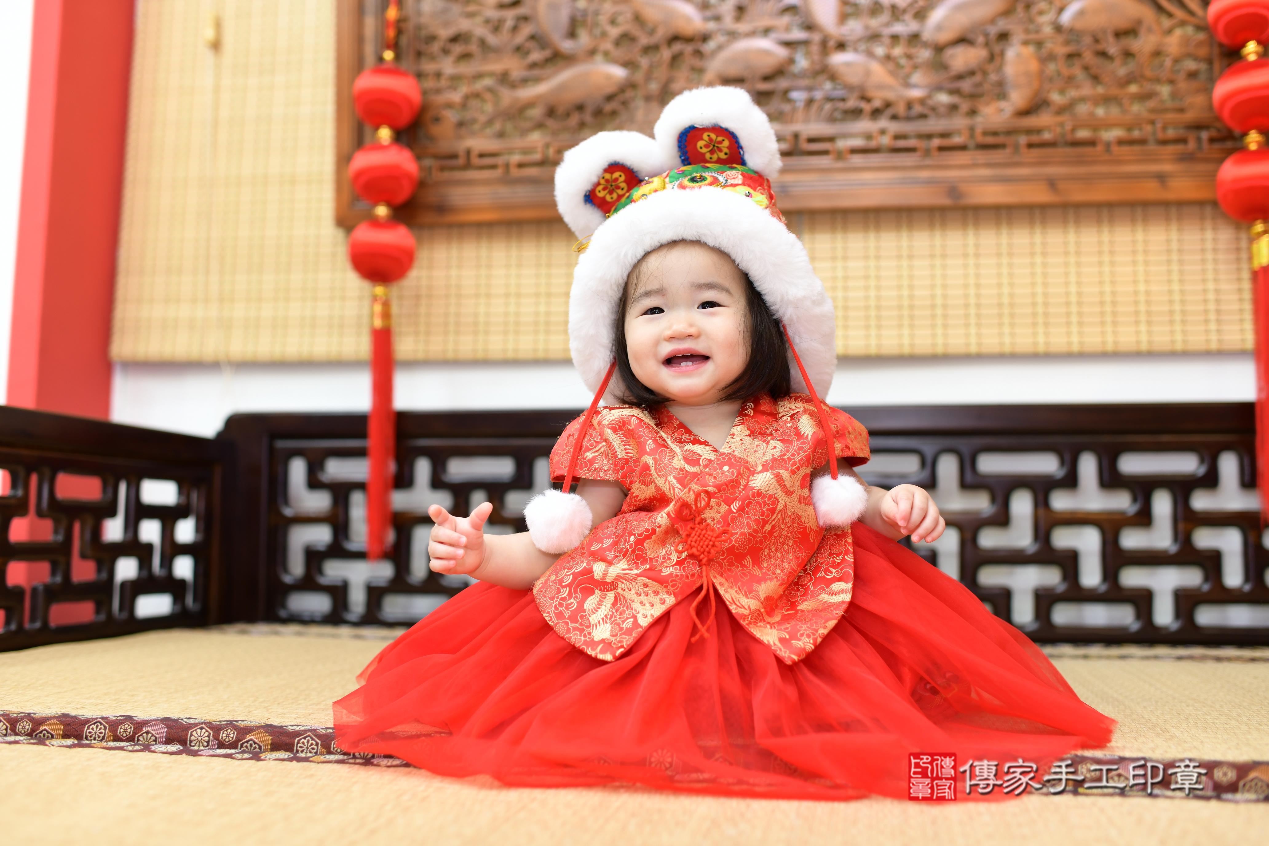 妍妍寶貝抓周，小孩古裝禮服照。地點：傳家「台南店」古禮會場