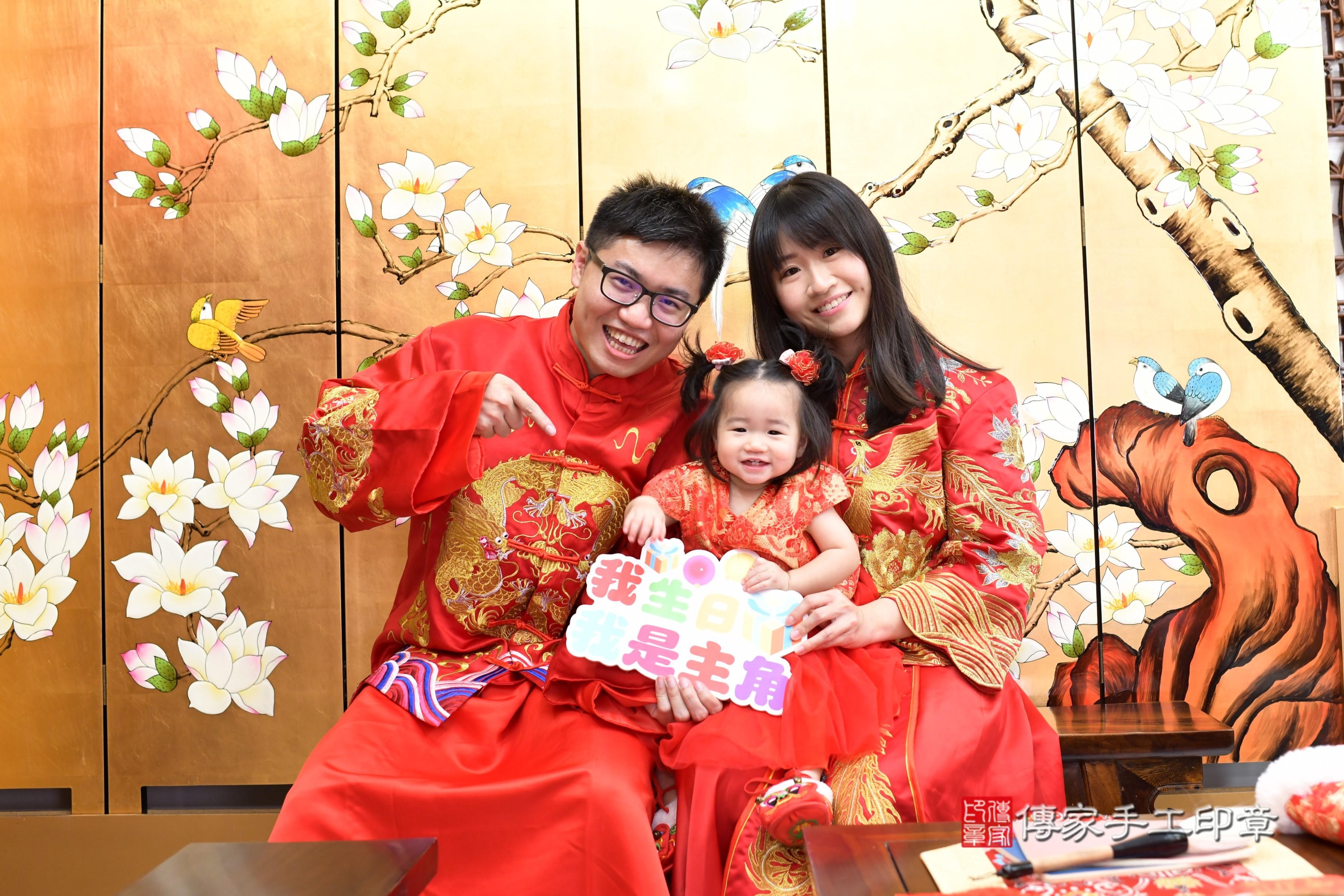 妍妍寶貝抓周，成人與小孩古裝禮服照。地點：傳家「台南店」古禮會場
