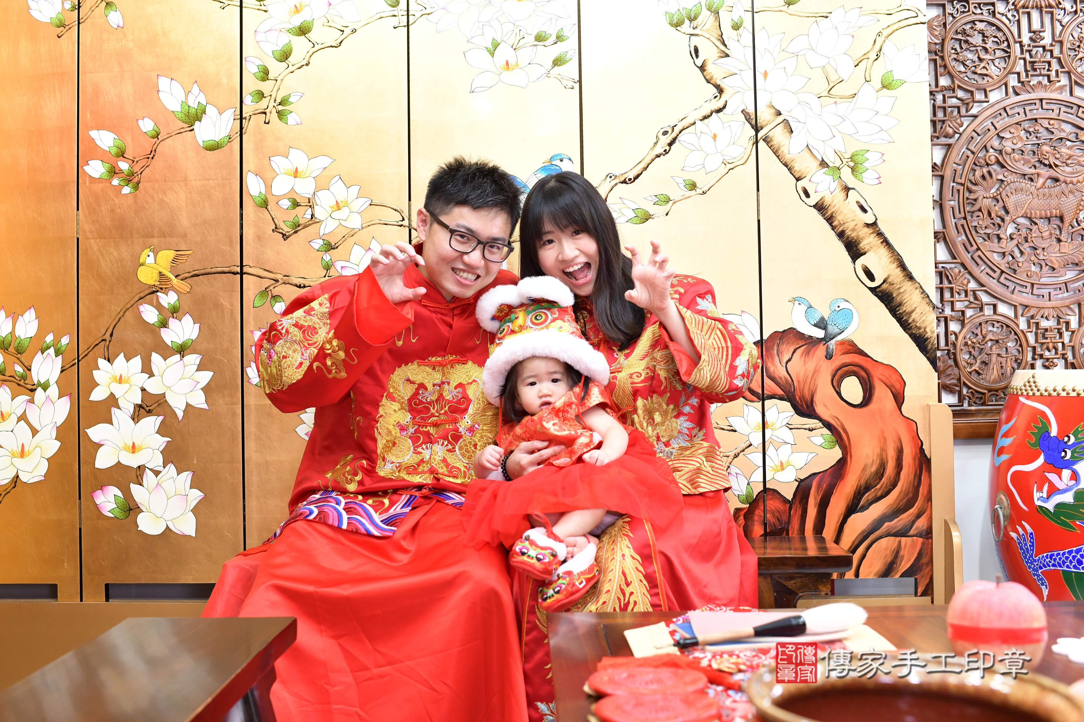 妍妍寶貝抓周，成人與小孩古裝禮服照。地點：傳家「台南店」古禮會場