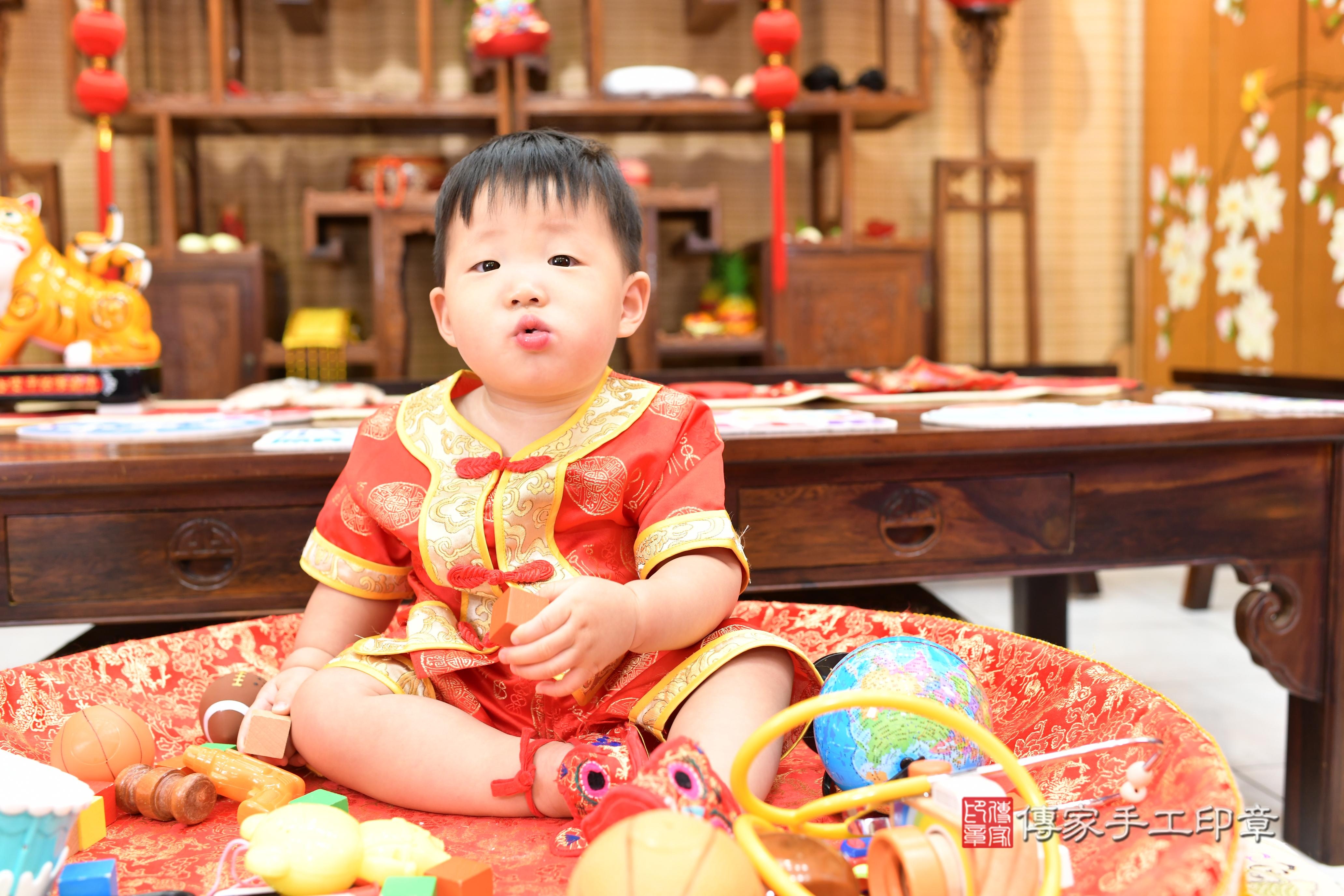 謙謙寶貝抓周，小孩古裝禮服照。地點：傳家「台南店」古禮會場
