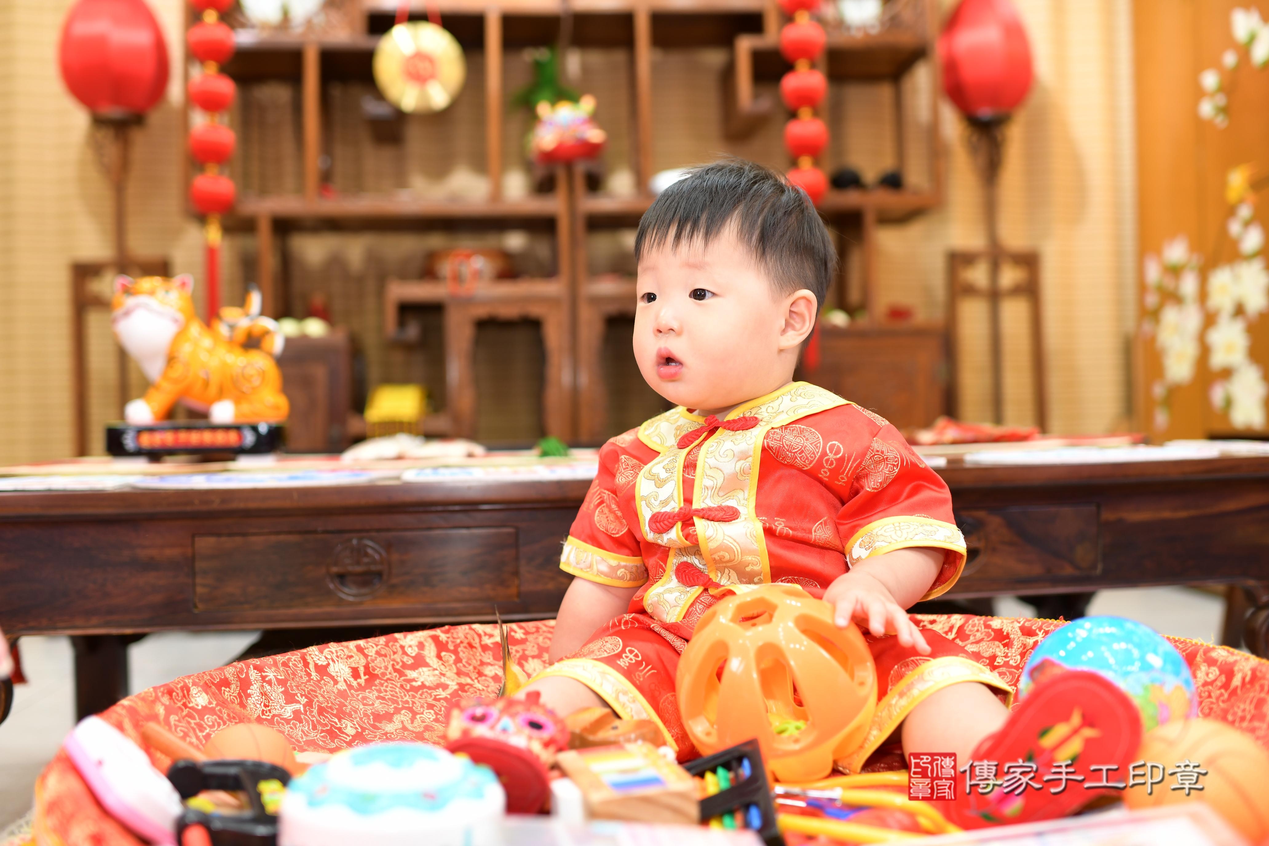 謙謙寶貝抓周，小孩古裝禮服照。地點：傳家「台南店」古禮會場