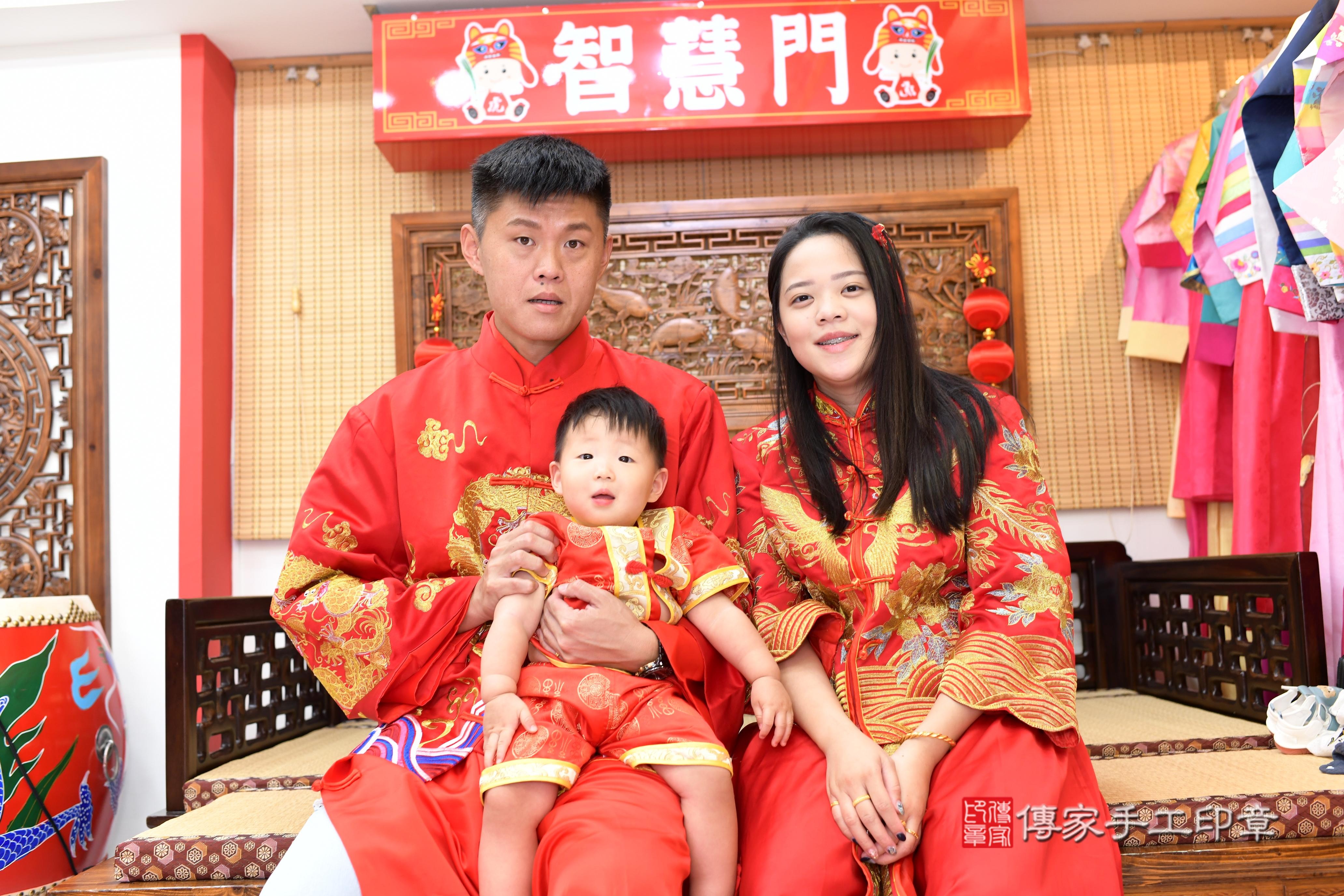 謙謙寶貝抓周，成人與小孩古裝禮服照。地點：傳家「台南店」古禮會場