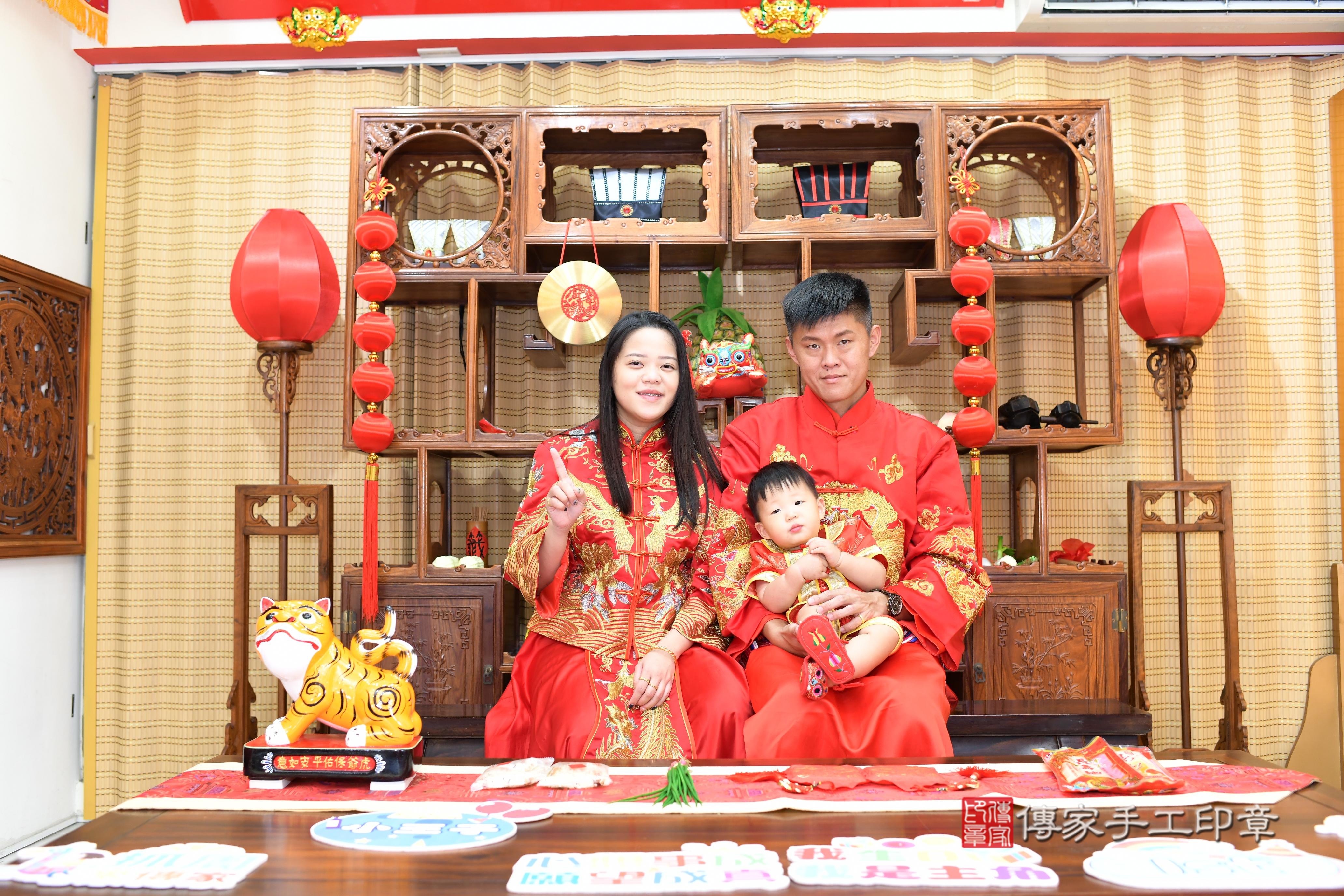 謙謙寶貝抓周，成人與小孩古裝禮服照。地點：傳家「台南店」古禮會場