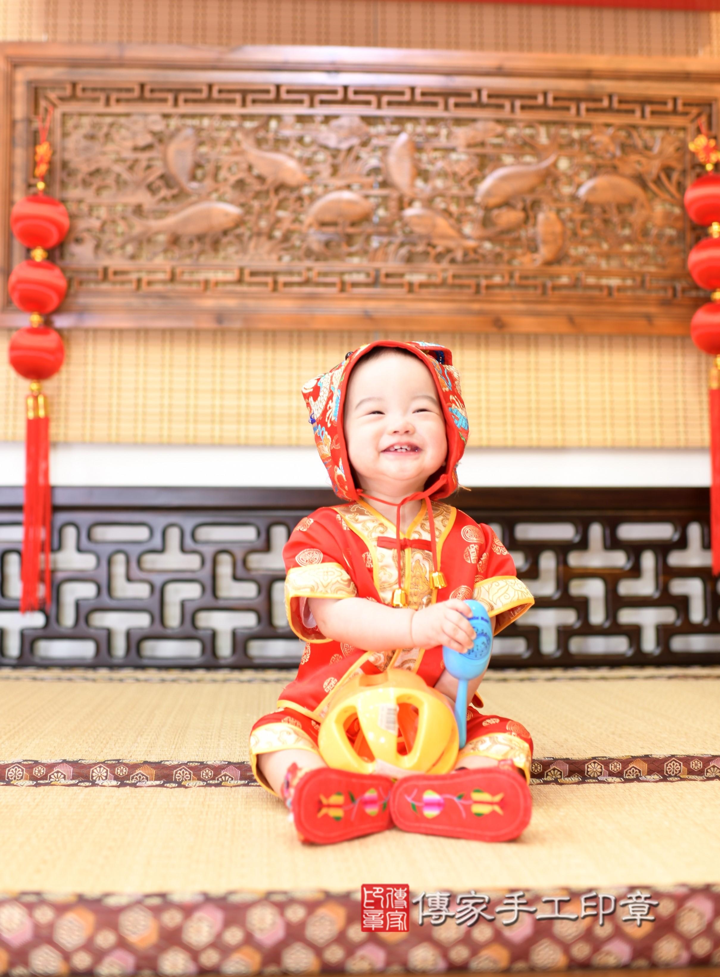 小宇寶貝抓周，小孩古裝禮服照。地點：傳家「台南店」古禮會場