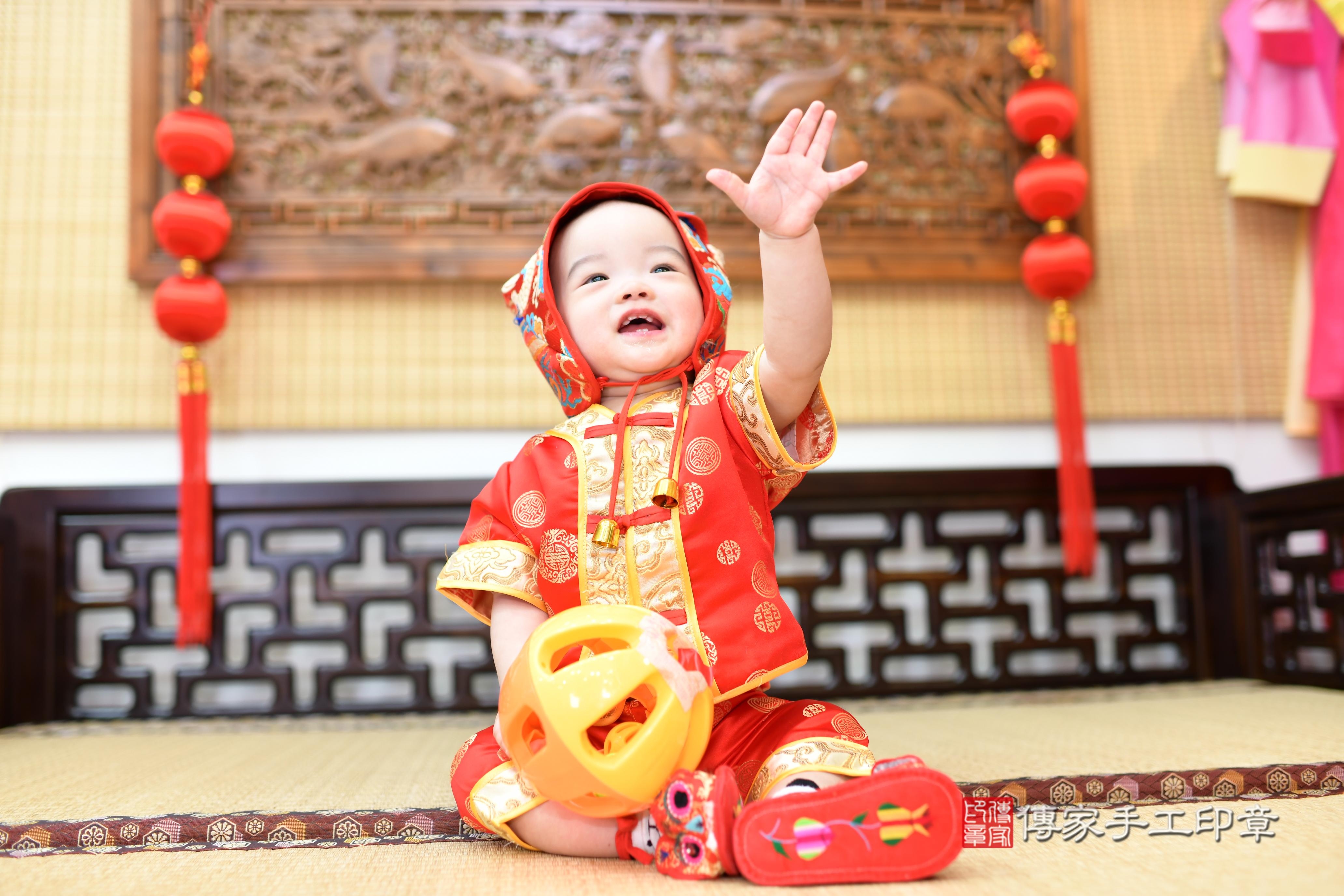小宇寶貝抓周，小孩古裝禮服照。地點：傳家「台南店」古禮會場