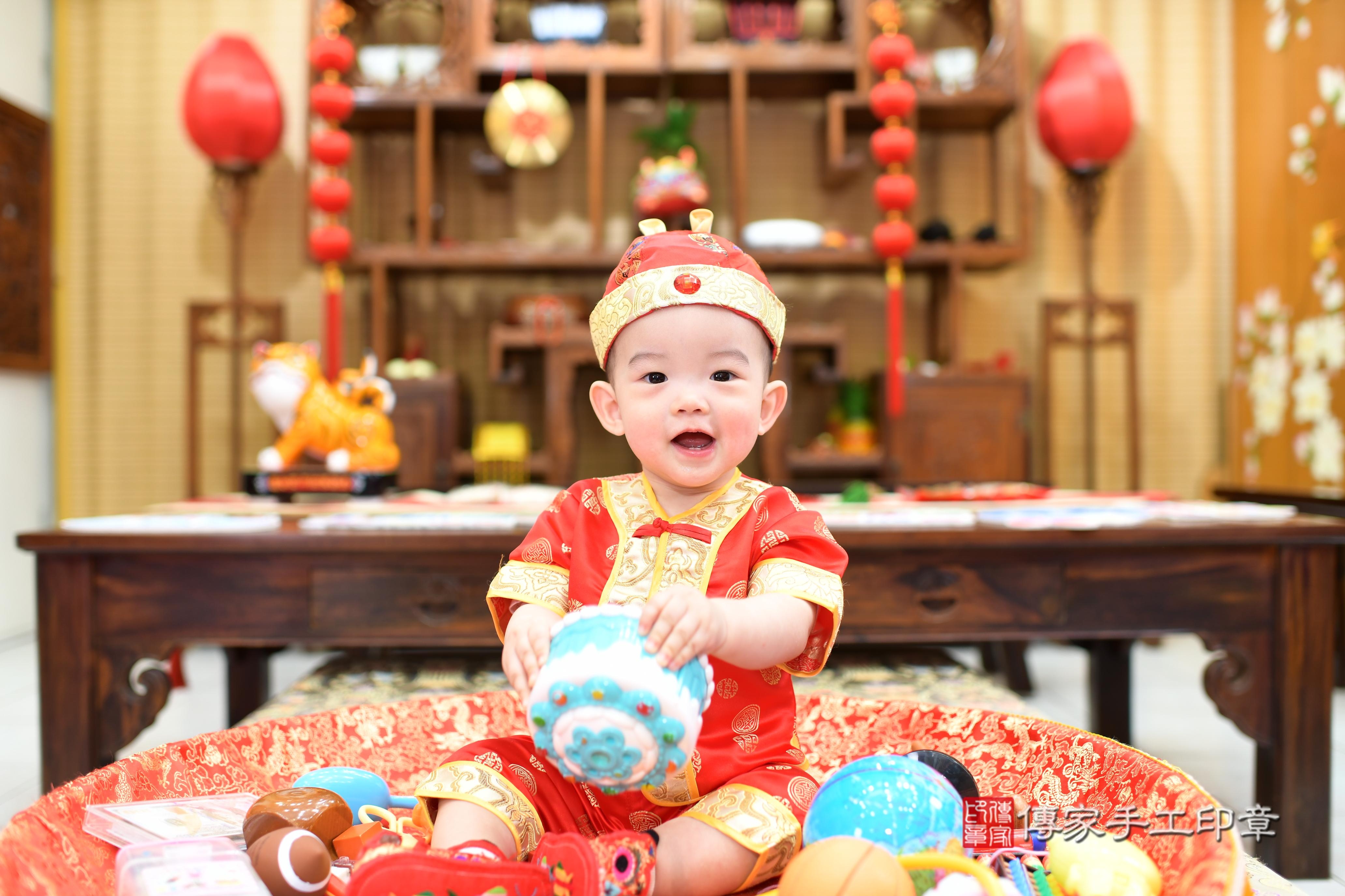 小宇寶貝抓周，小孩古裝禮服照。地點：傳家「台南店」古禮會場