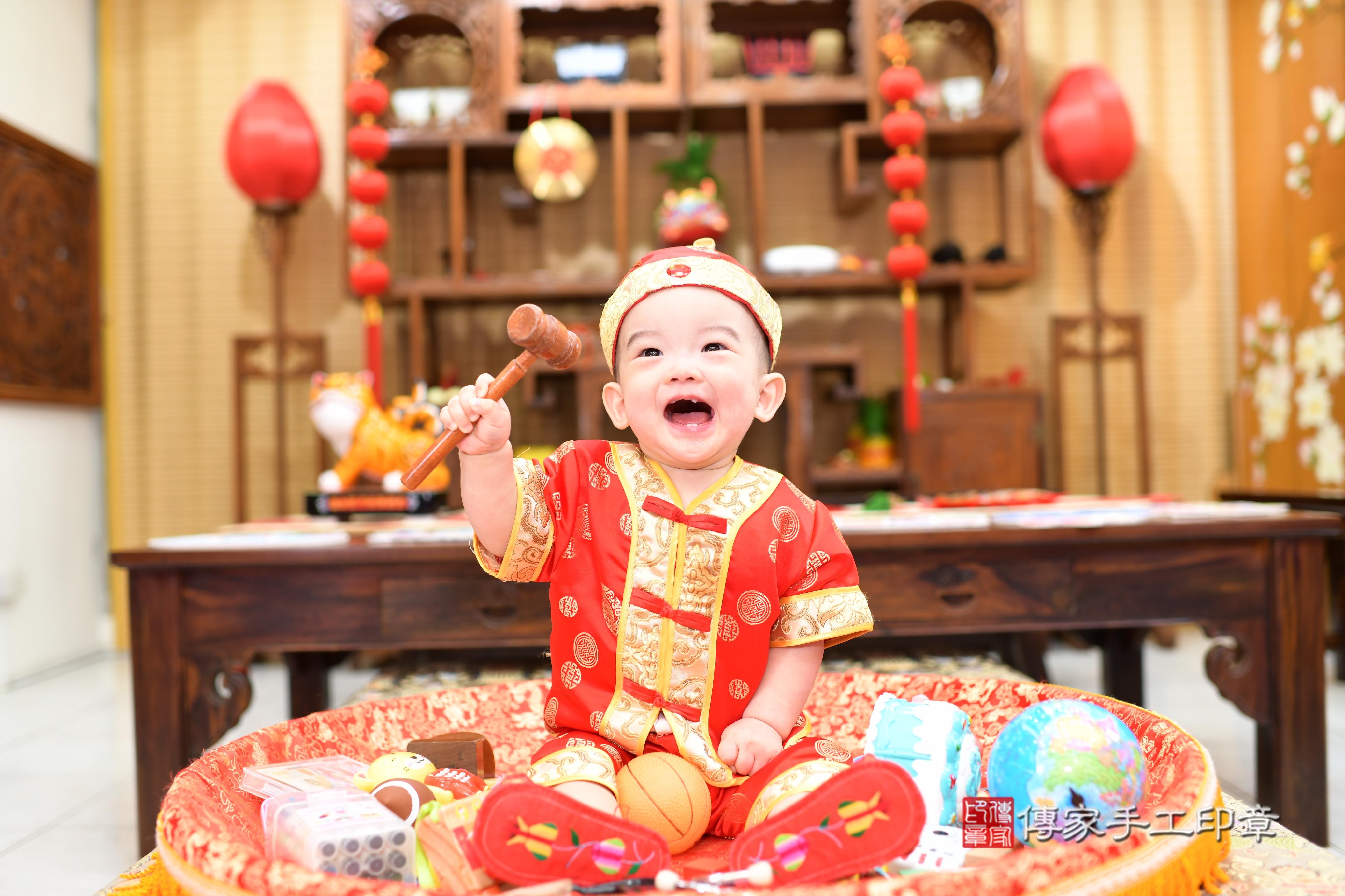 小宇寶貝抓周，小孩古裝禮服照。地點：傳家「台南店」古禮會場