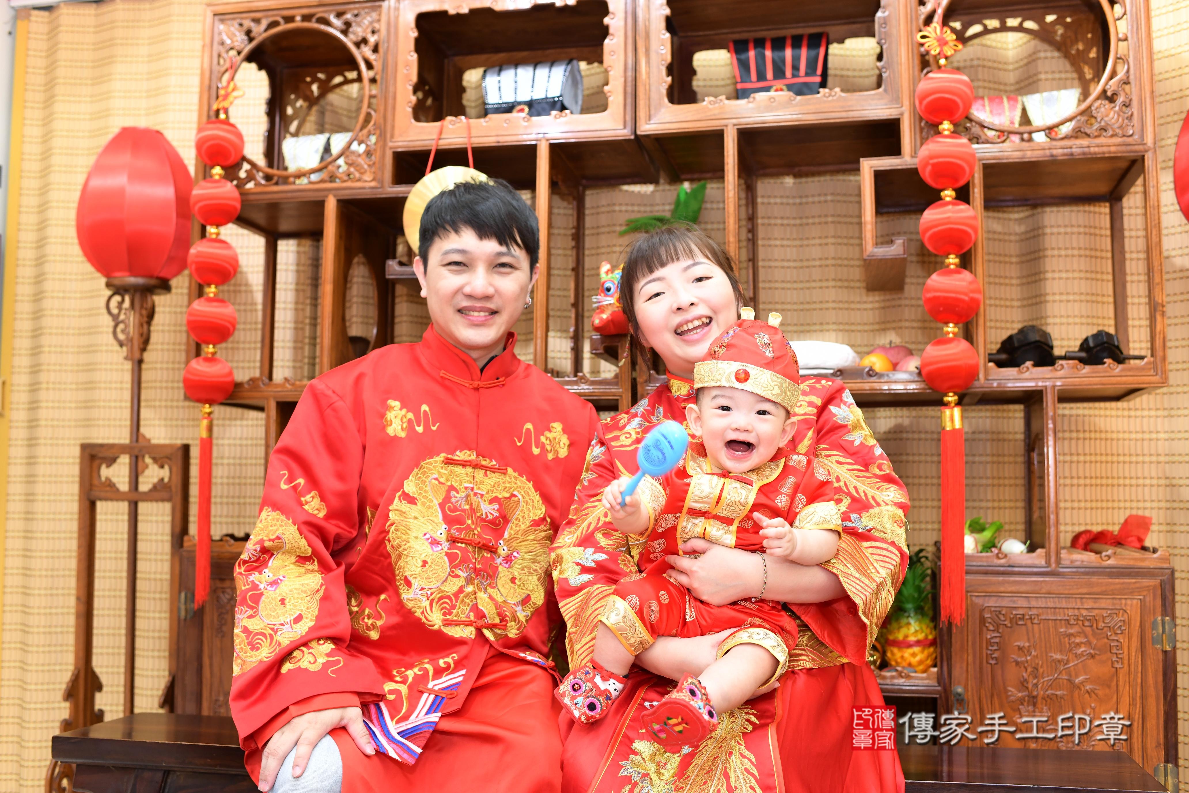 小宇寶貝抓周，成人與小孩古裝禮服照。地點：傳家「台南店」古禮會場