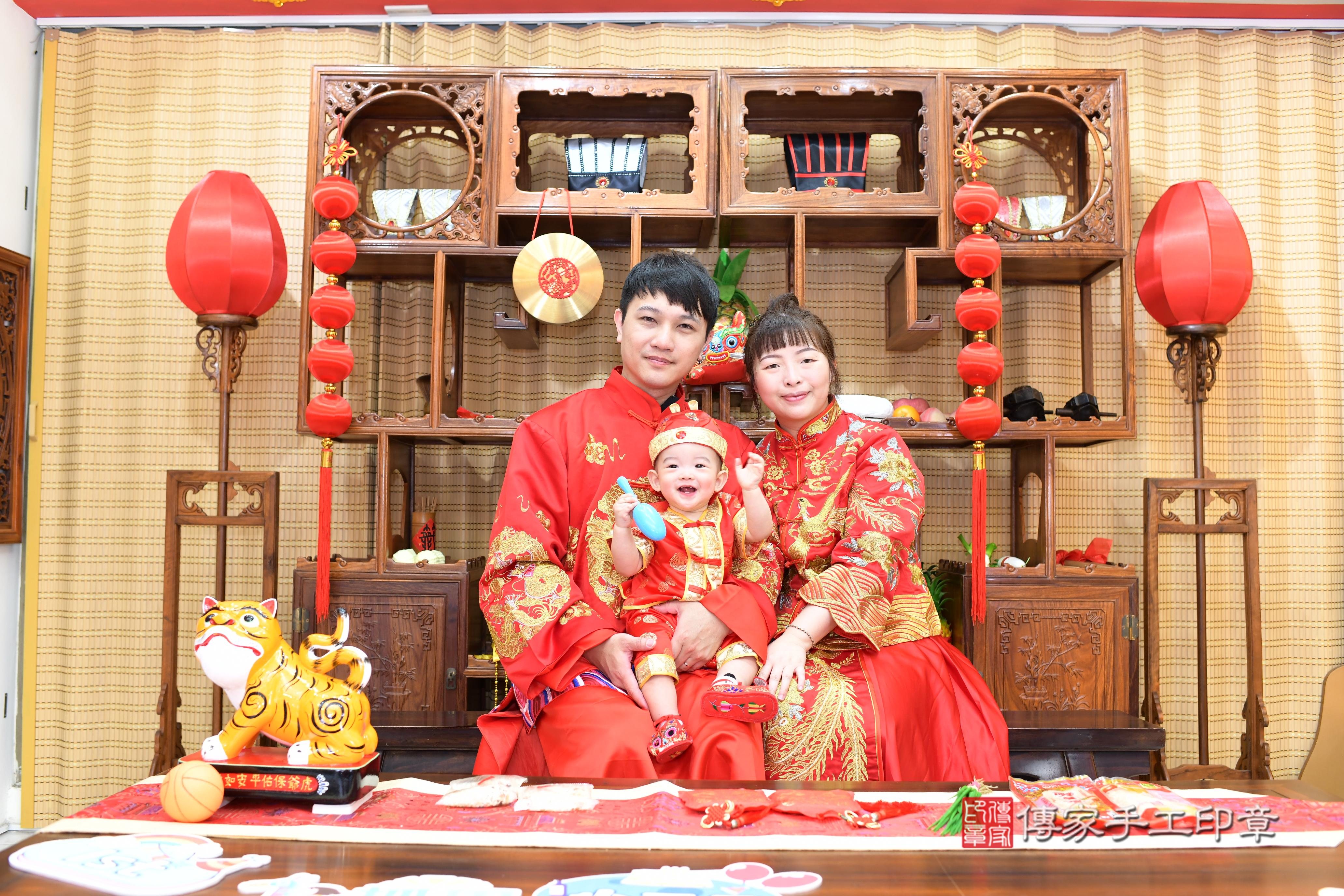 小宇寶貝抓周，成人與小孩古裝禮服照。地點：傳家「台南店」古禮會場