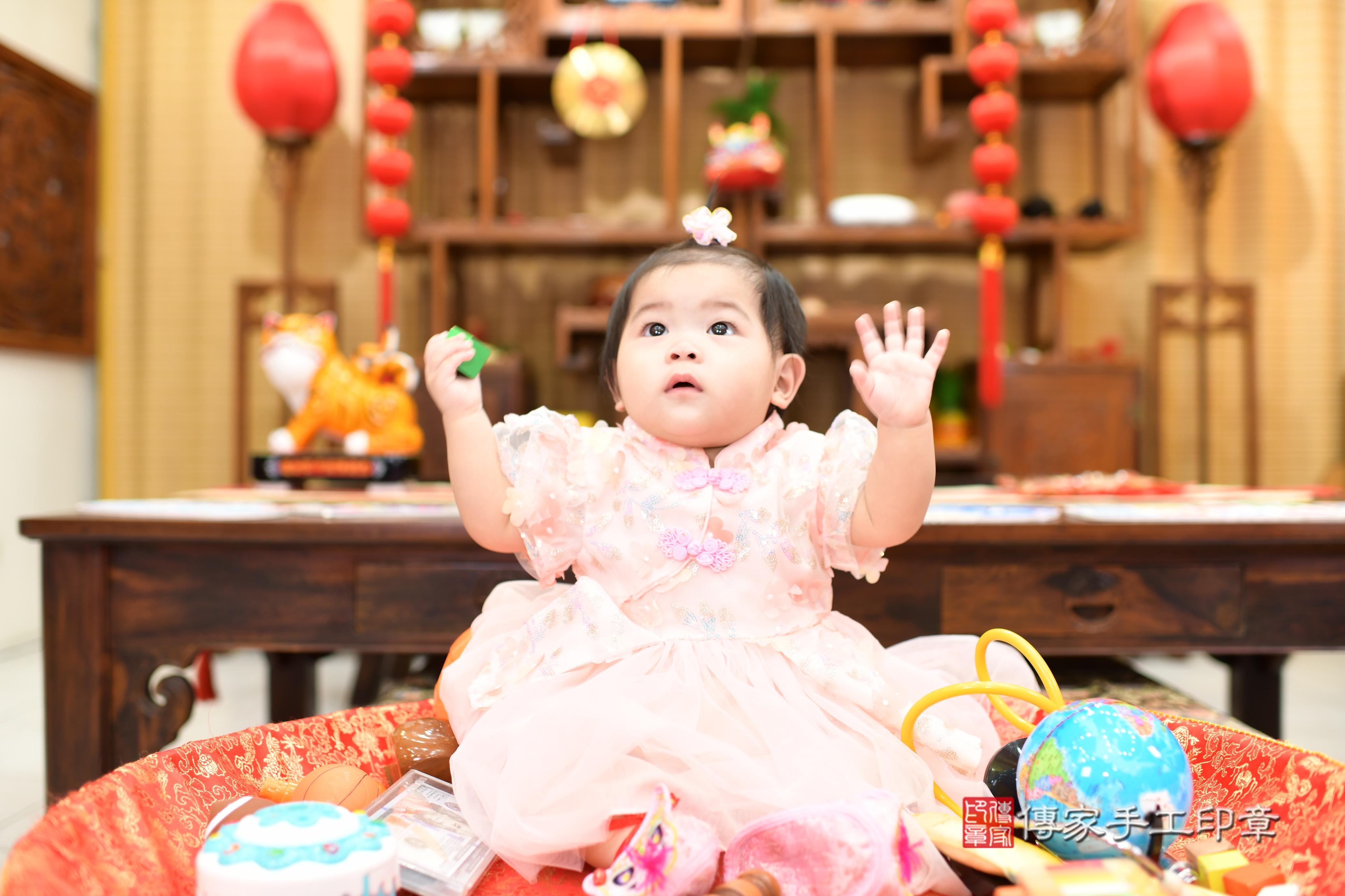 彤彤寶貝抓周，小孩古裝禮服照。地點：傳家「台南店」古禮會場