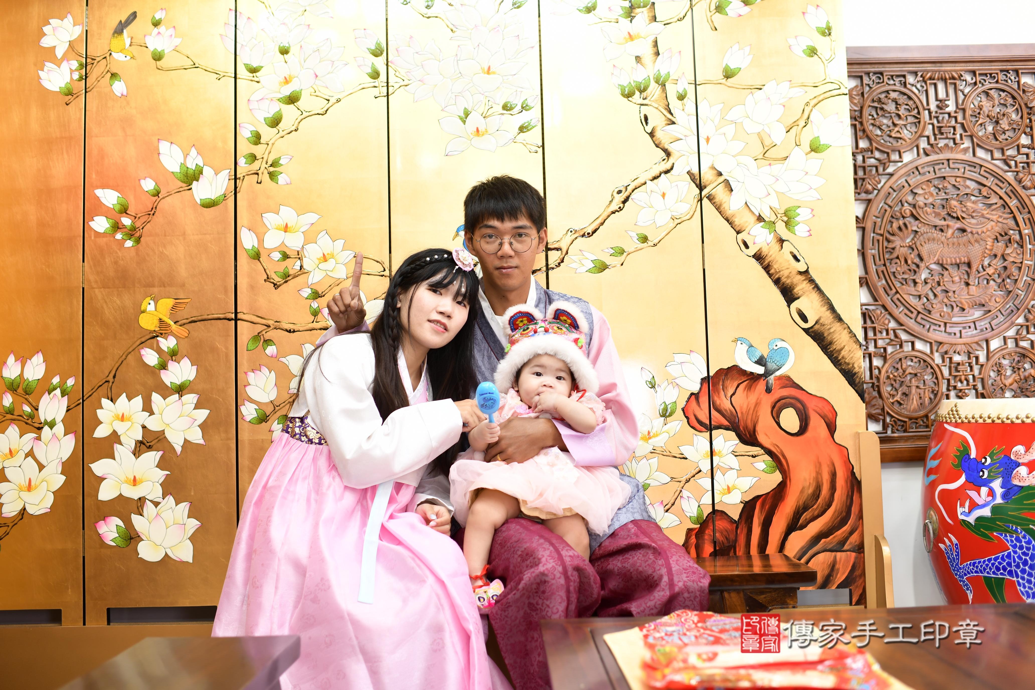 彤彤寶貝抓周，成人與小孩古裝禮服照。地點：傳家「台南店」古禮會場