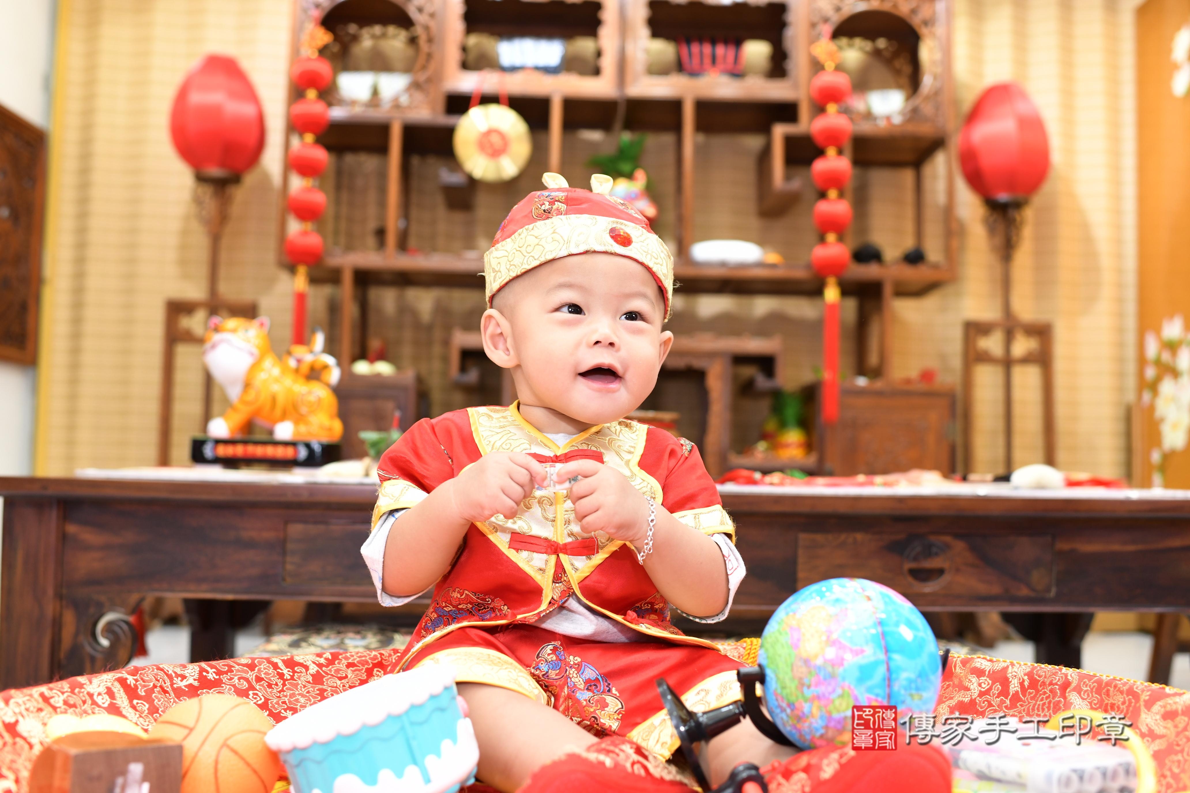 旭旭寶貝抓周，小孩古裝禮服照。地點：傳家「台南店」古禮會場