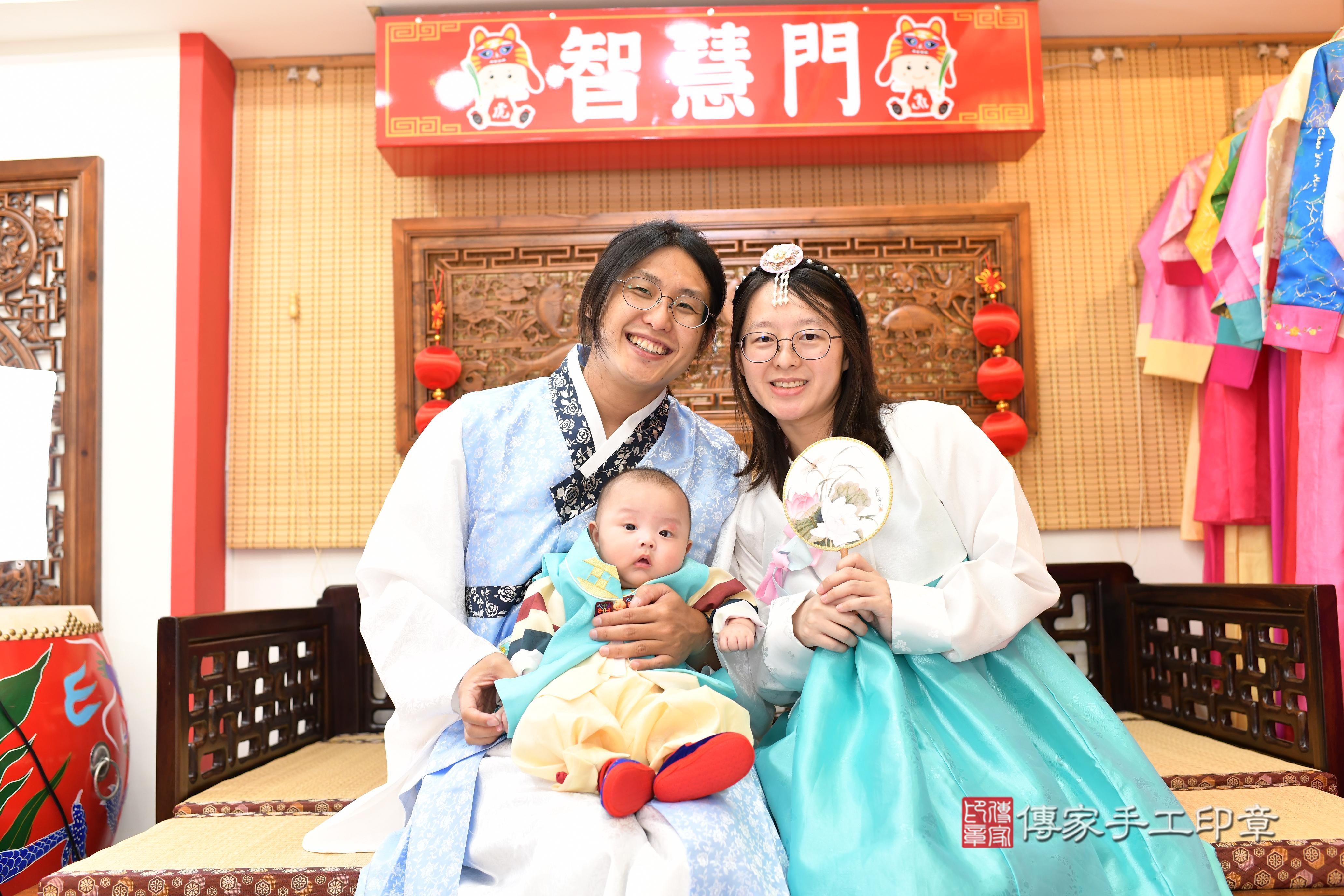 辰辰寶貝收涎，成人與小孩古裝禮服照。地點：傳家「台南店」古禮會場
