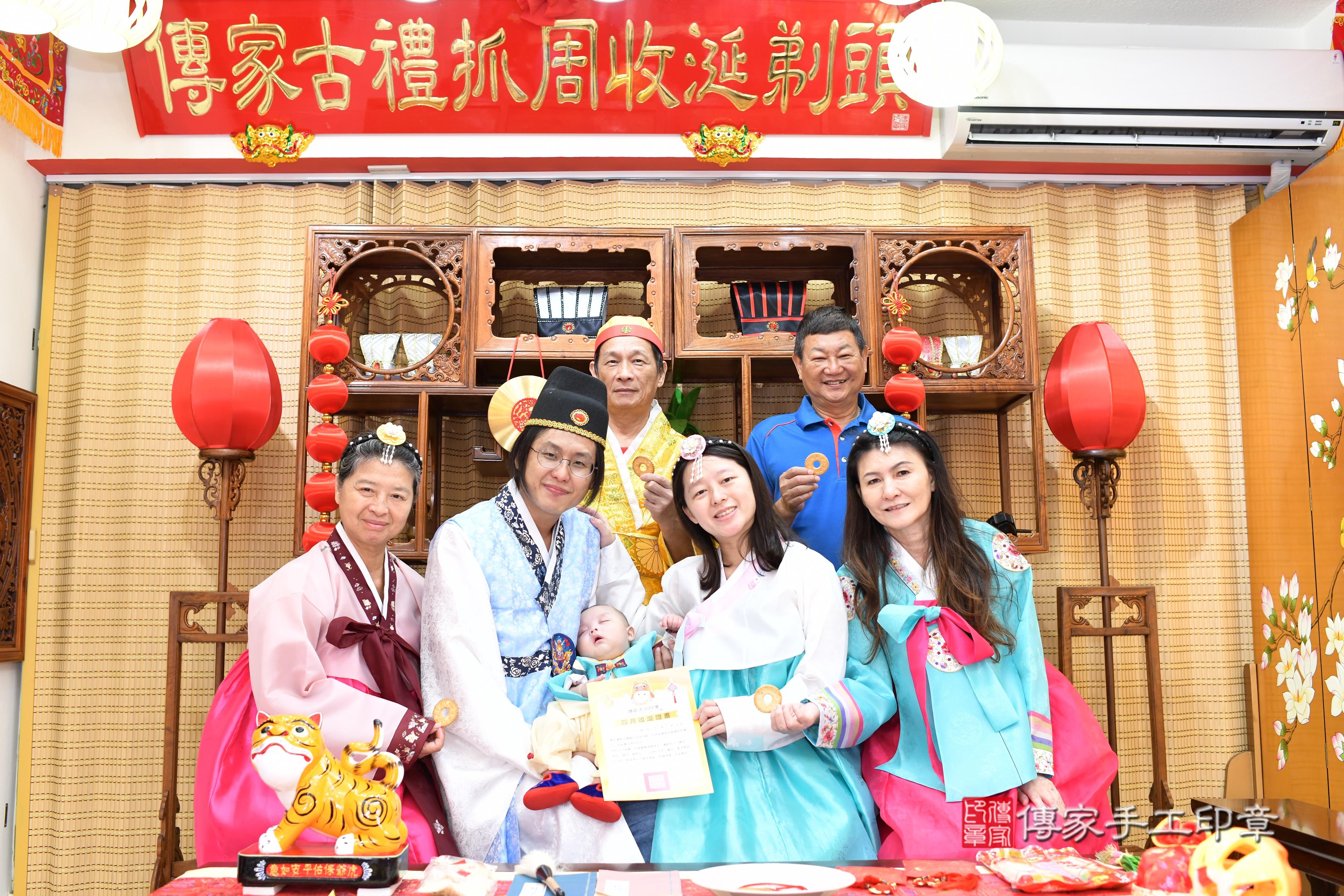辰辰寶貝收涎，成人與小孩古裝禮服照。地點：傳家「台南店」古禮會場