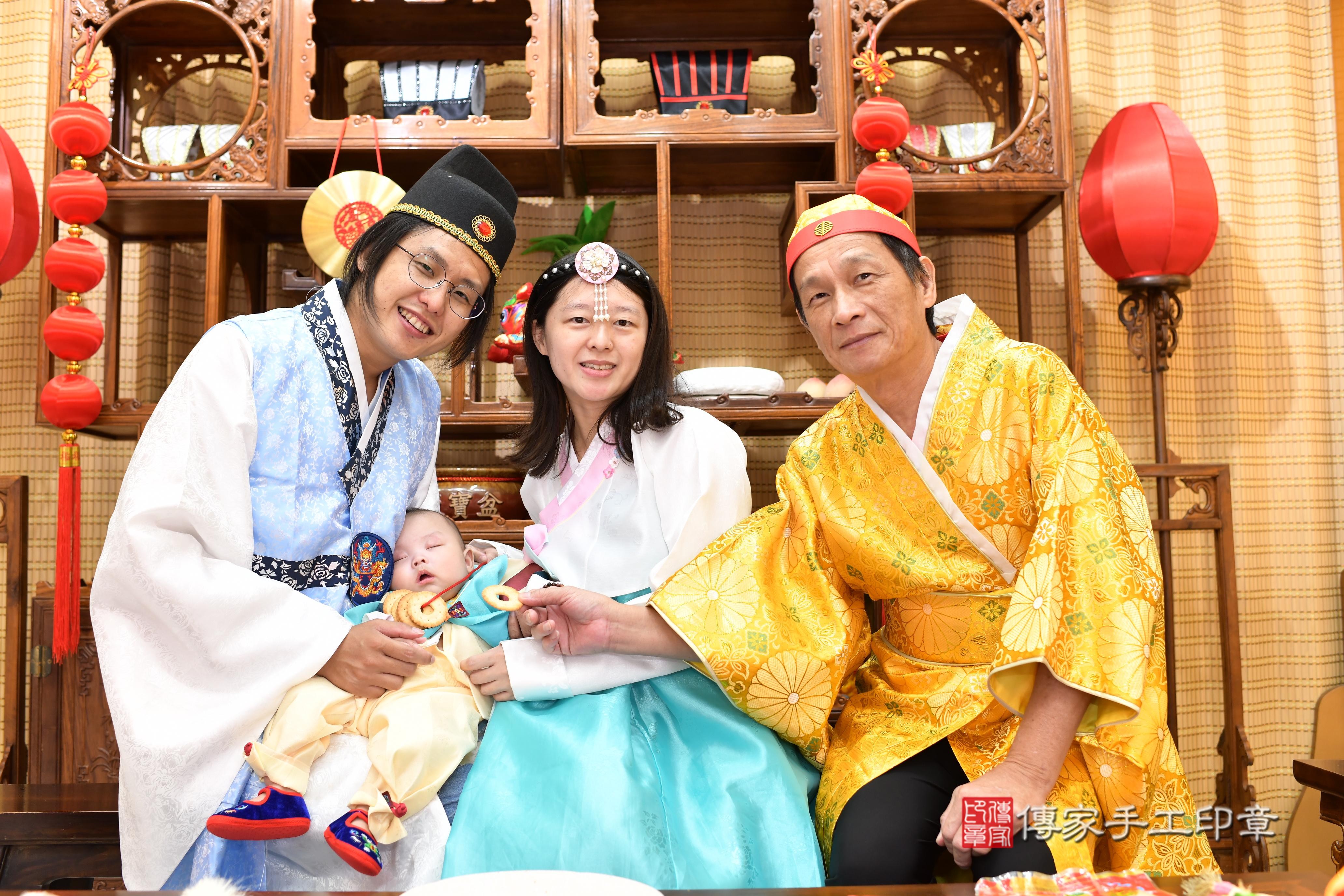 辰辰寶貝收涎，成人與小孩古裝禮服照。地點：傳家「台南店」古禮會場