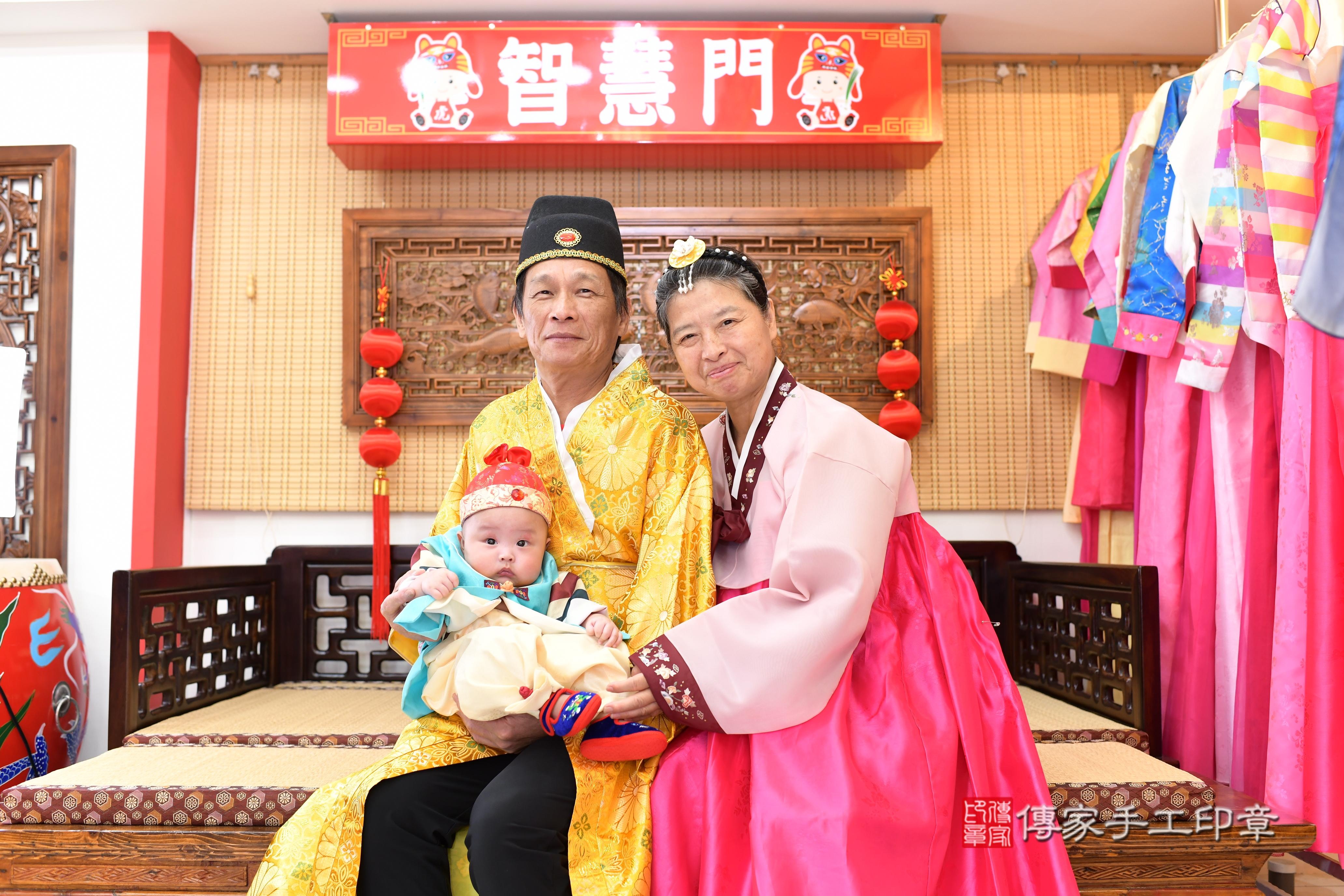 1753862289838217.jpg辰辰寶貝收涎，成人與小孩古裝禮服照。地點：傳家「台南店」古禮會場