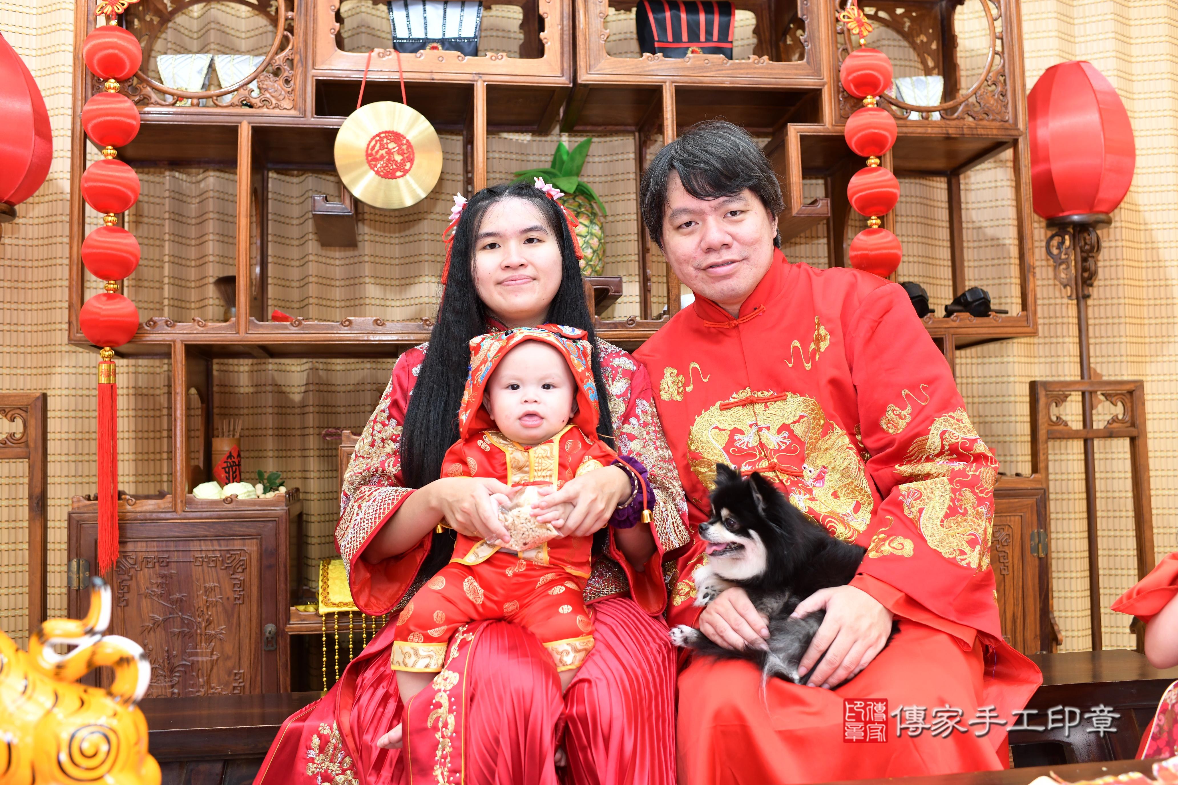 熙熙寶貝抓周，成人與小孩古裝禮服照。地點：傳家「台南店」古禮會場