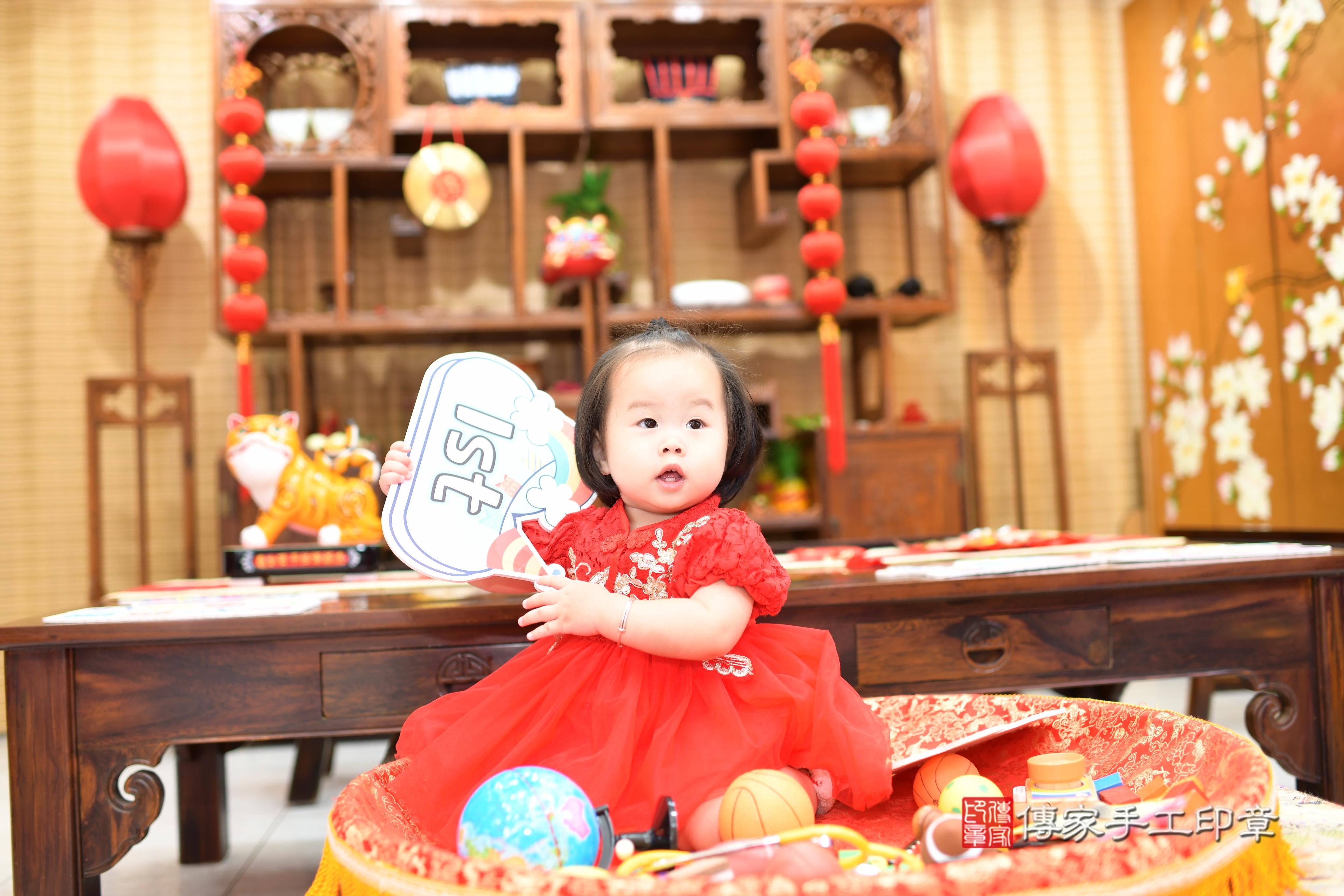 小妤寶貝抓周，小孩古裝禮服照。地點：傳家「台南店」古禮會場