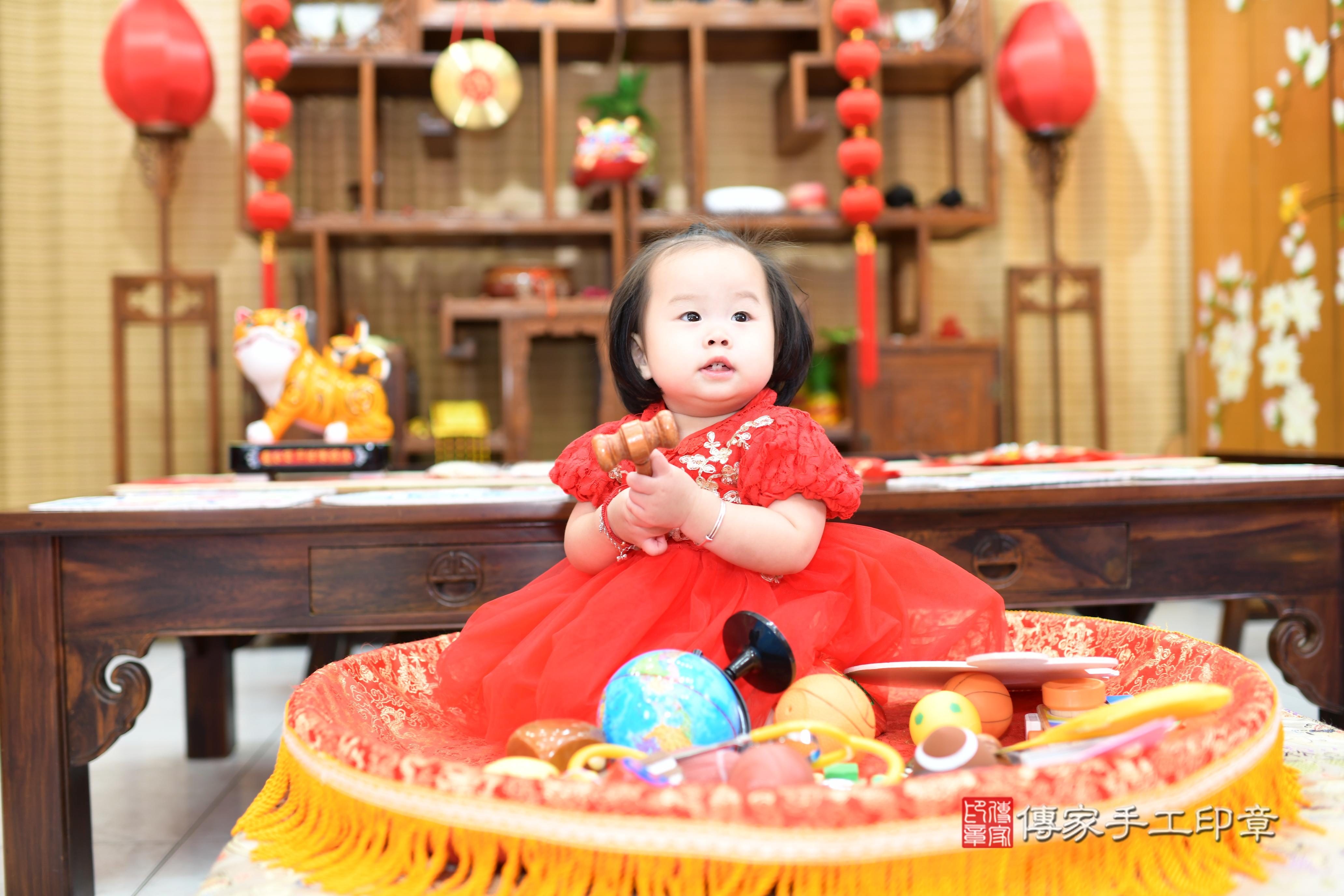 小妤寶貝抓周，小孩古裝禮服照。地點：傳家「台南店」古禮會場