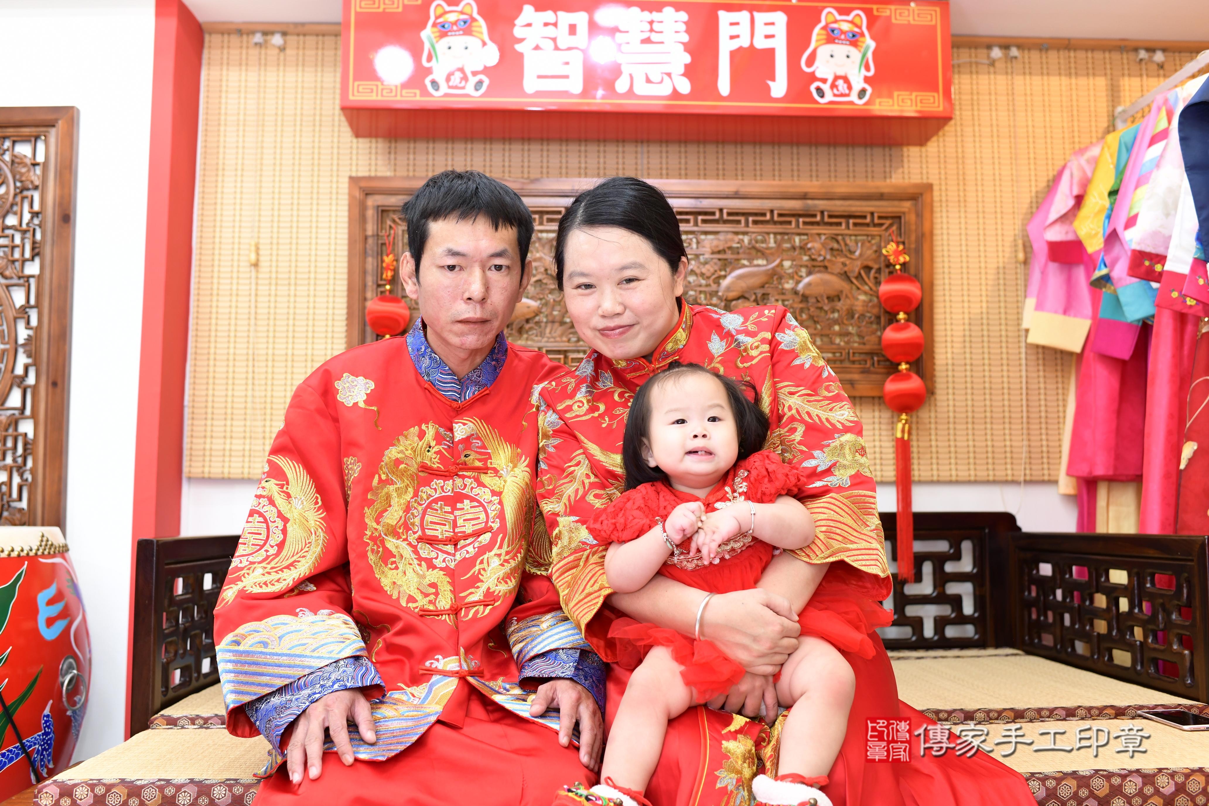 小妤寶貝抓周，成人與小孩古裝禮服照。地點：傳家「台南店」古禮會場