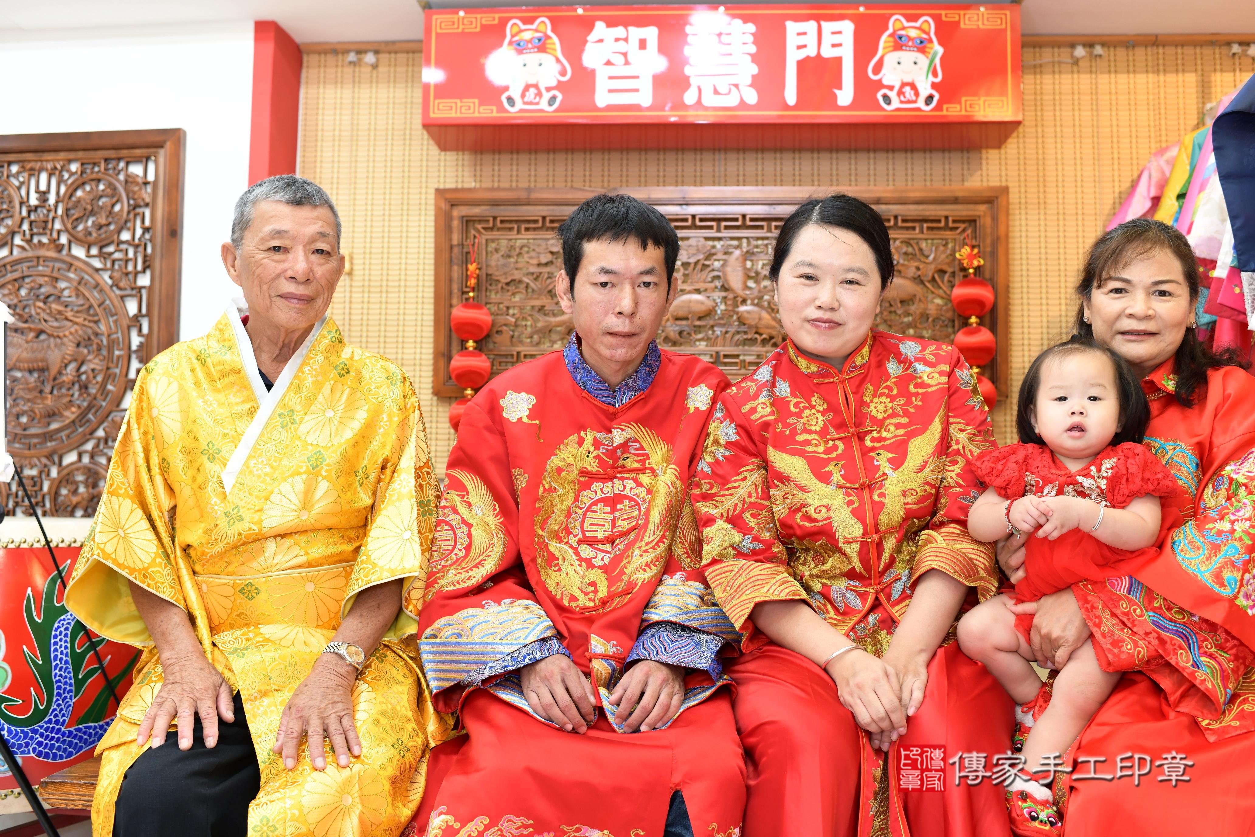 小妤寶貝抓周，成人與小孩古裝禮服照。地點：傳家「台南店」古禮會場