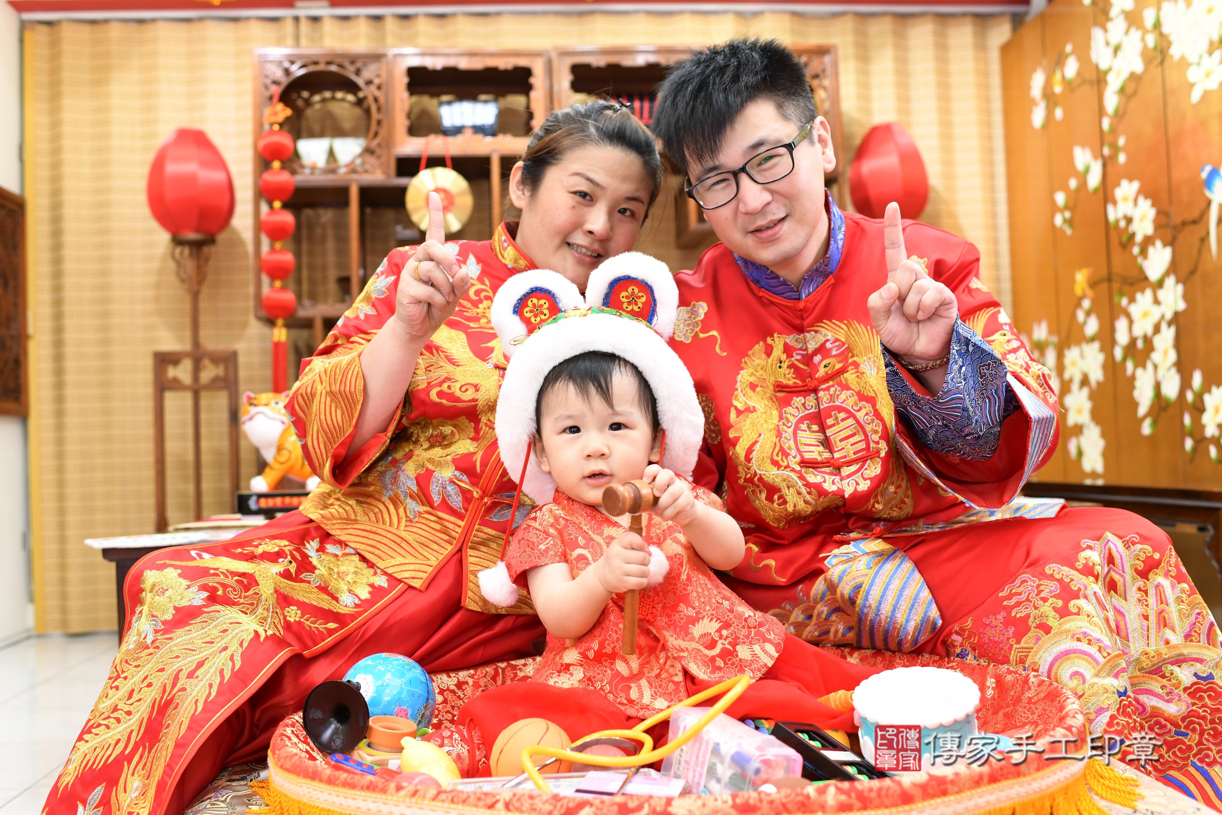 小語寶貝抓周，成人與小孩古裝禮服照。地點：傳家「台南店」古禮會場