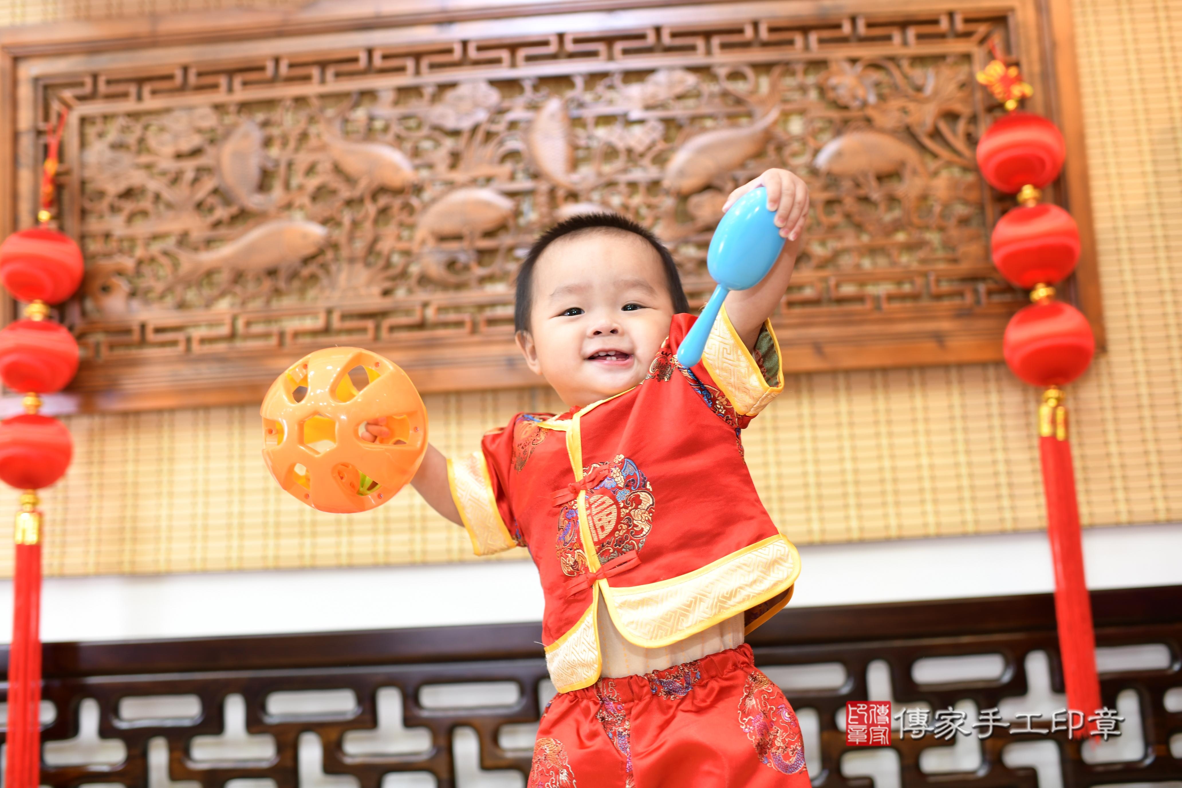 澄澄寶貝抓周，小孩古裝禮服照。地點：傳家「台南店」古禮會場