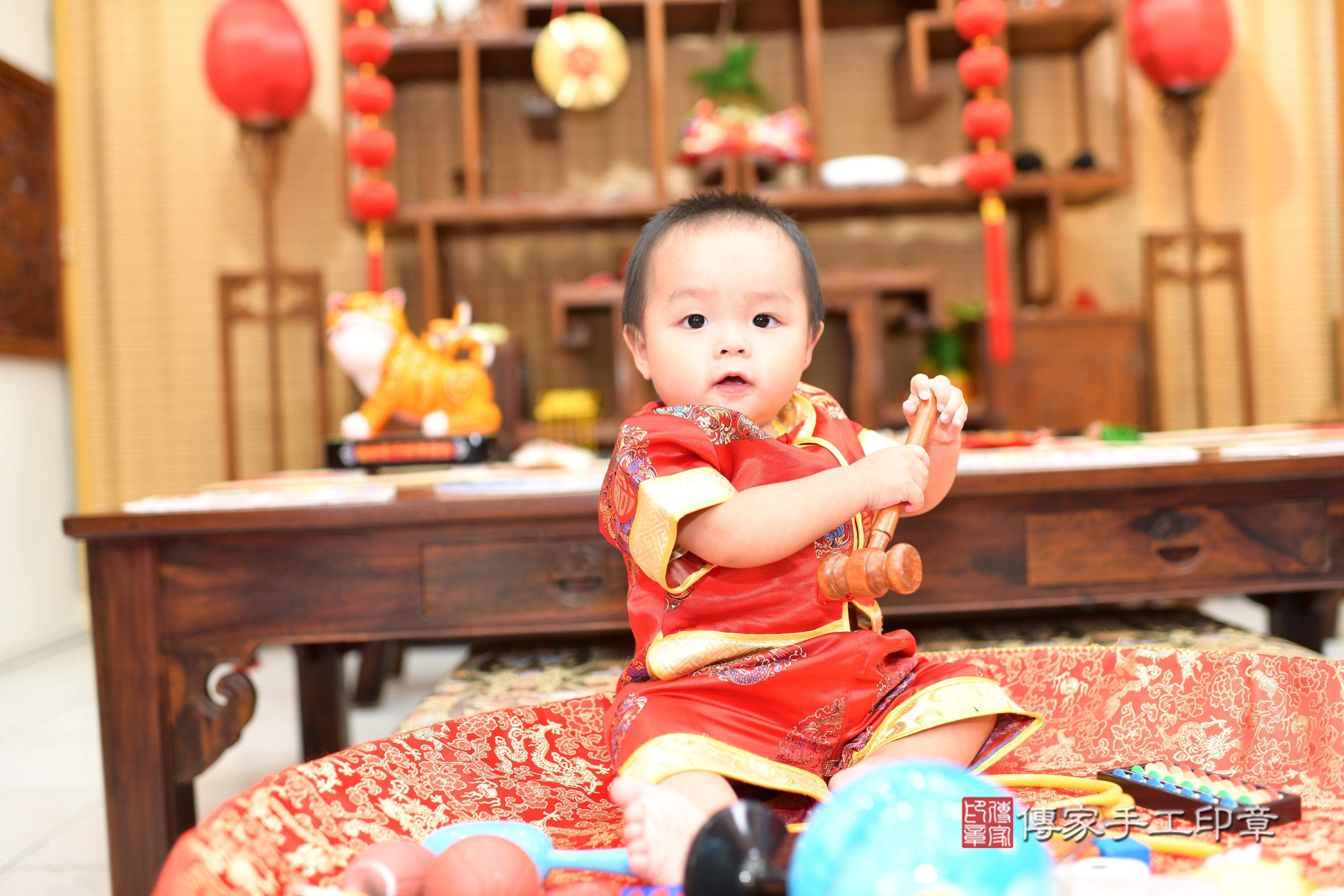 澄澄寶貝抓周，小孩古裝禮服照。地點：傳家「台南店」古禮會場