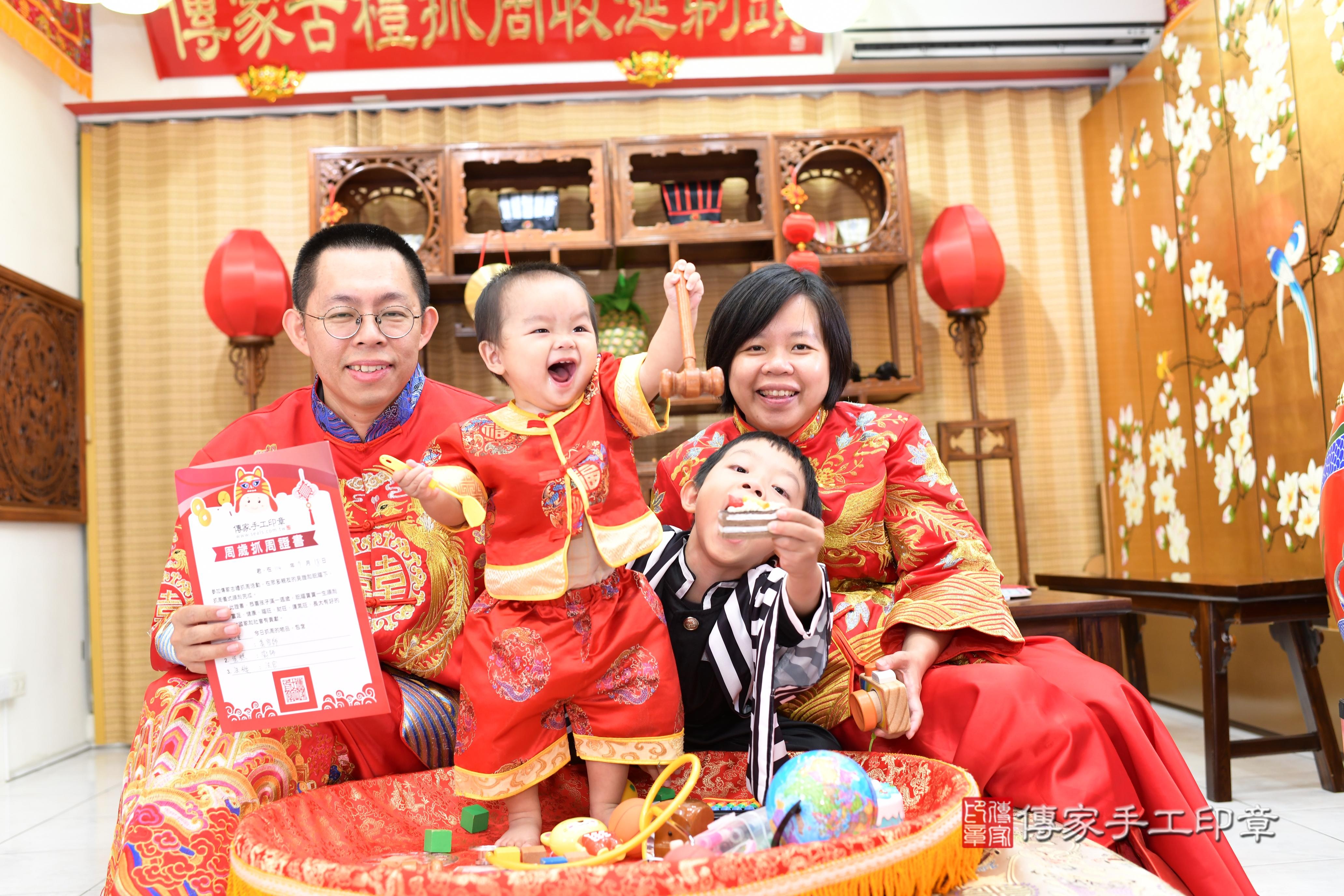 澄澄寶貝抓周，成人與小孩古裝禮服照。地點：傳家「台南店」古禮會場