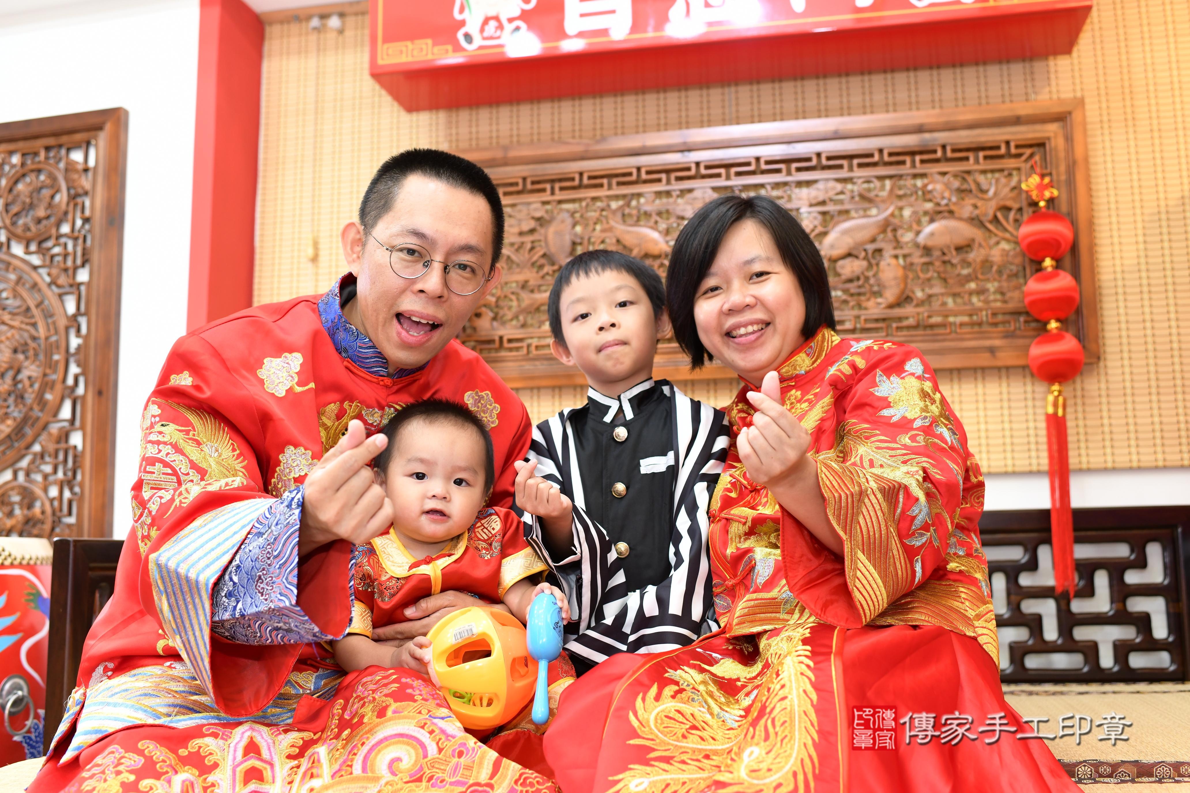 澄澄寶貝抓周，成人與小孩古裝禮服照。地點：傳家「台南店」古禮會場