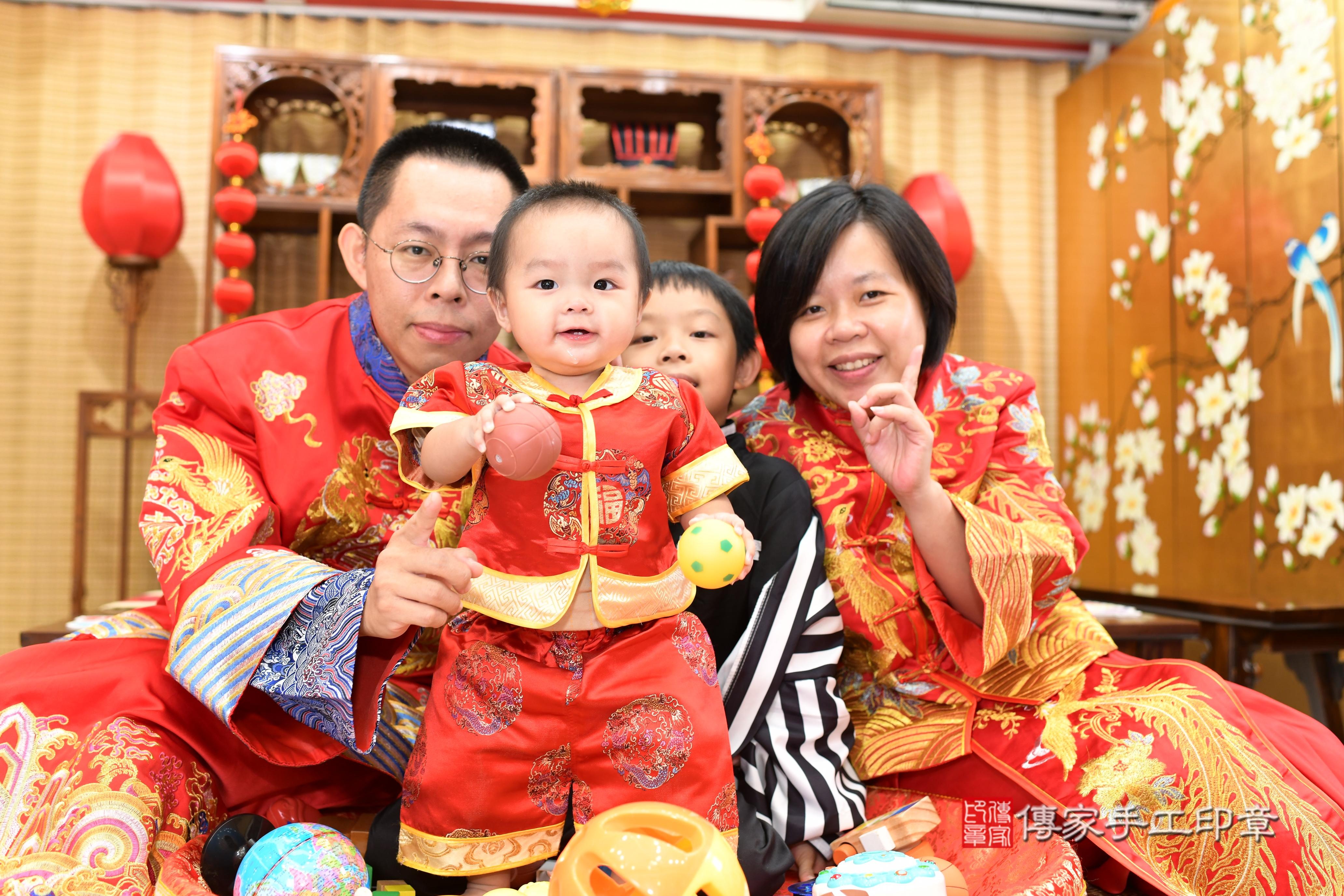 澄澄寶貝抓周，成人與小孩古裝禮服照。地點：傳家「台南店」古禮會場