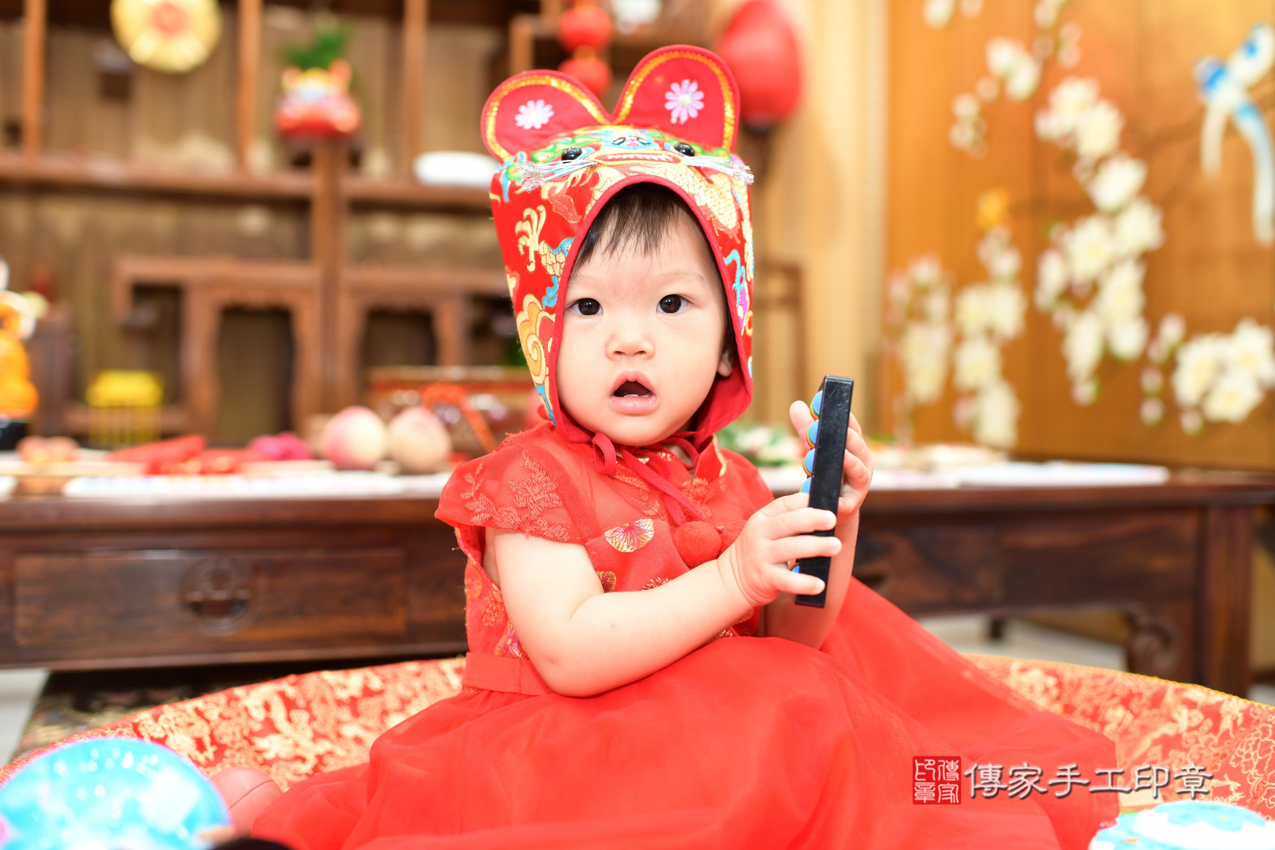 琁琁寶貝抓周，小孩古裝禮服照。地點：傳家「台南店」古禮會場