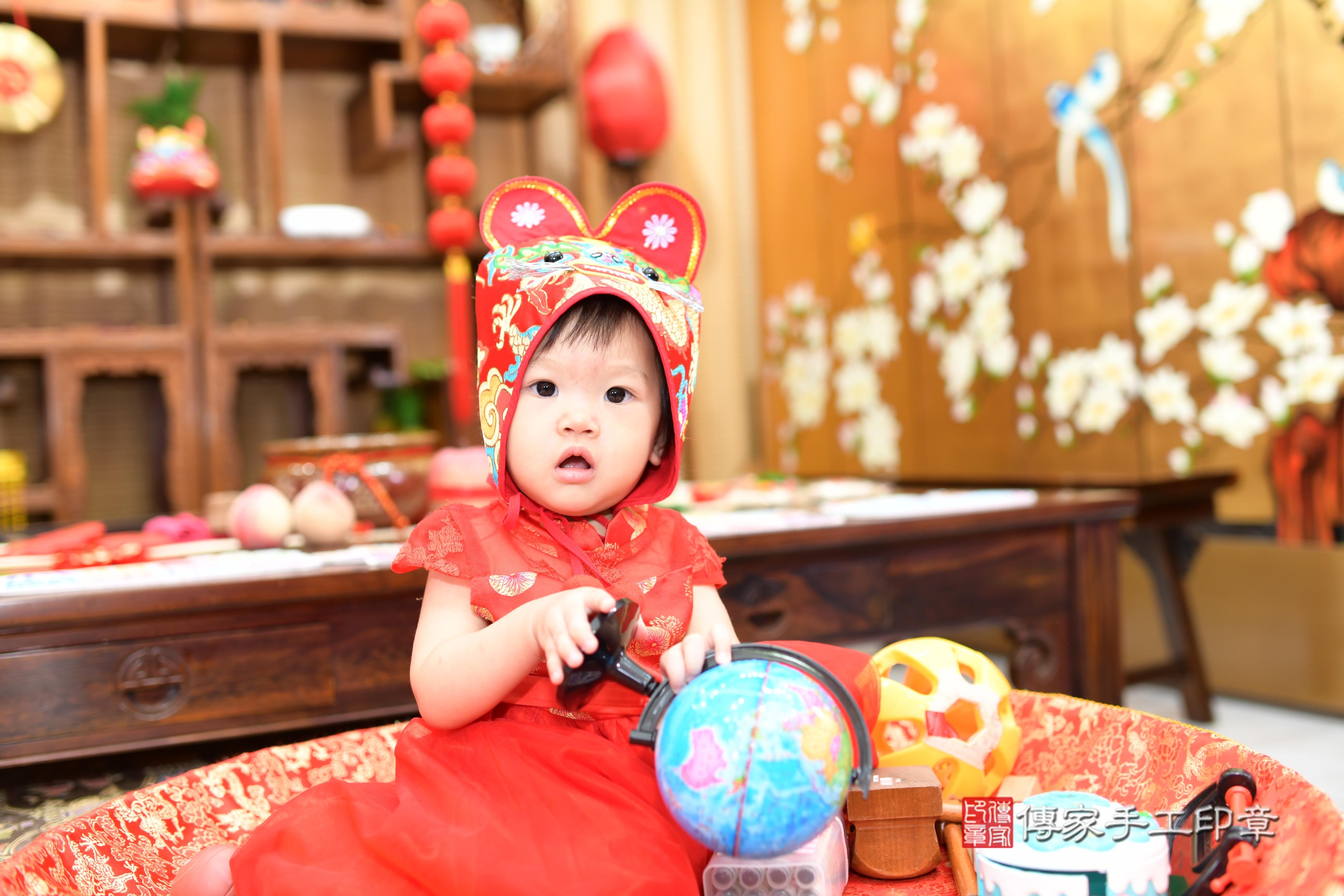 琁琁寶貝抓周，小孩古裝禮服照。地點：傳家「台南店」古禮會場