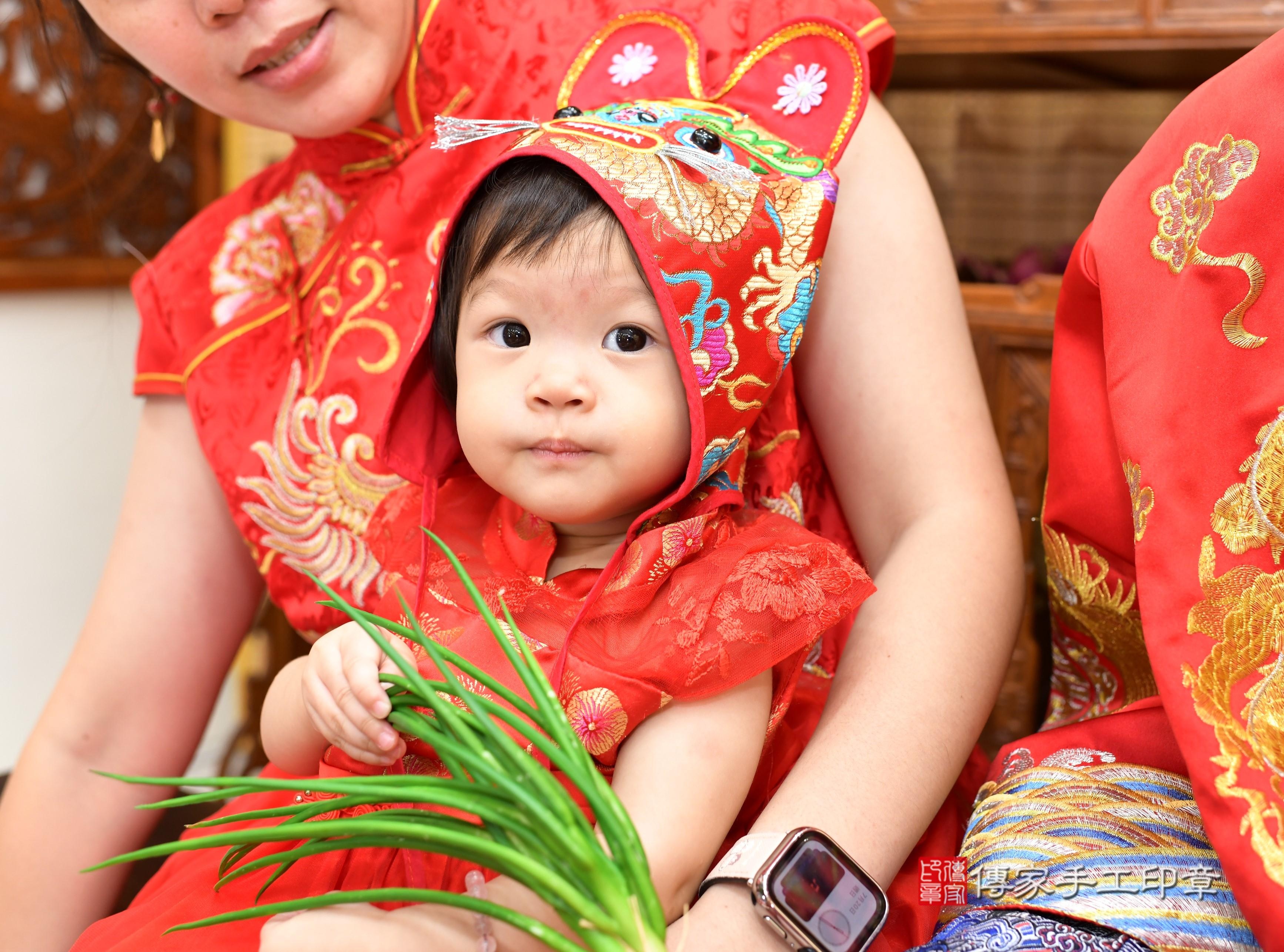 琁琁寶貝抓周，小孩古裝禮服照。地點：傳家「台南店」古禮會場
