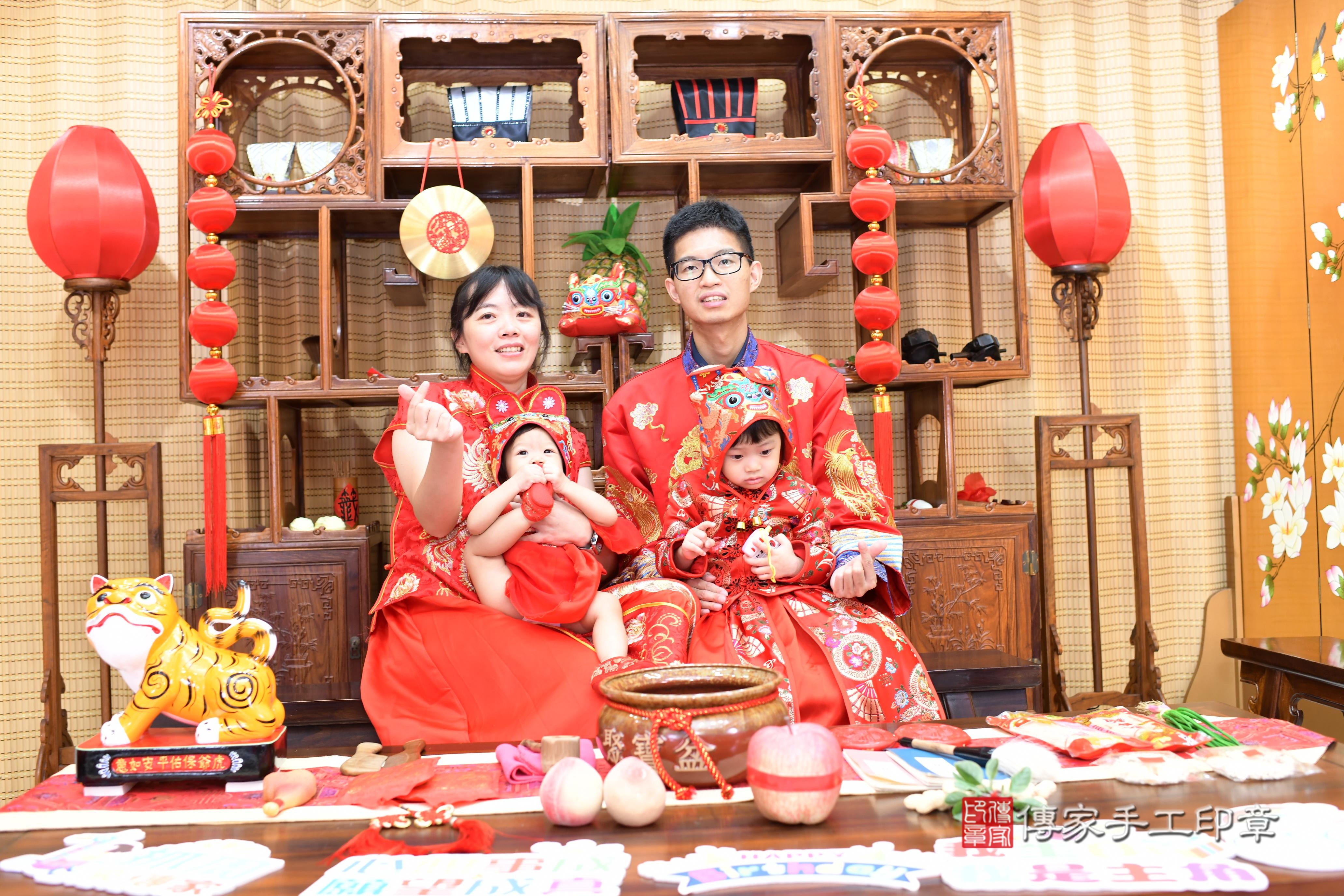 琁琁寶貝抓周，成人與小孩古裝禮服照。地點：傳家「台南店」古禮會場