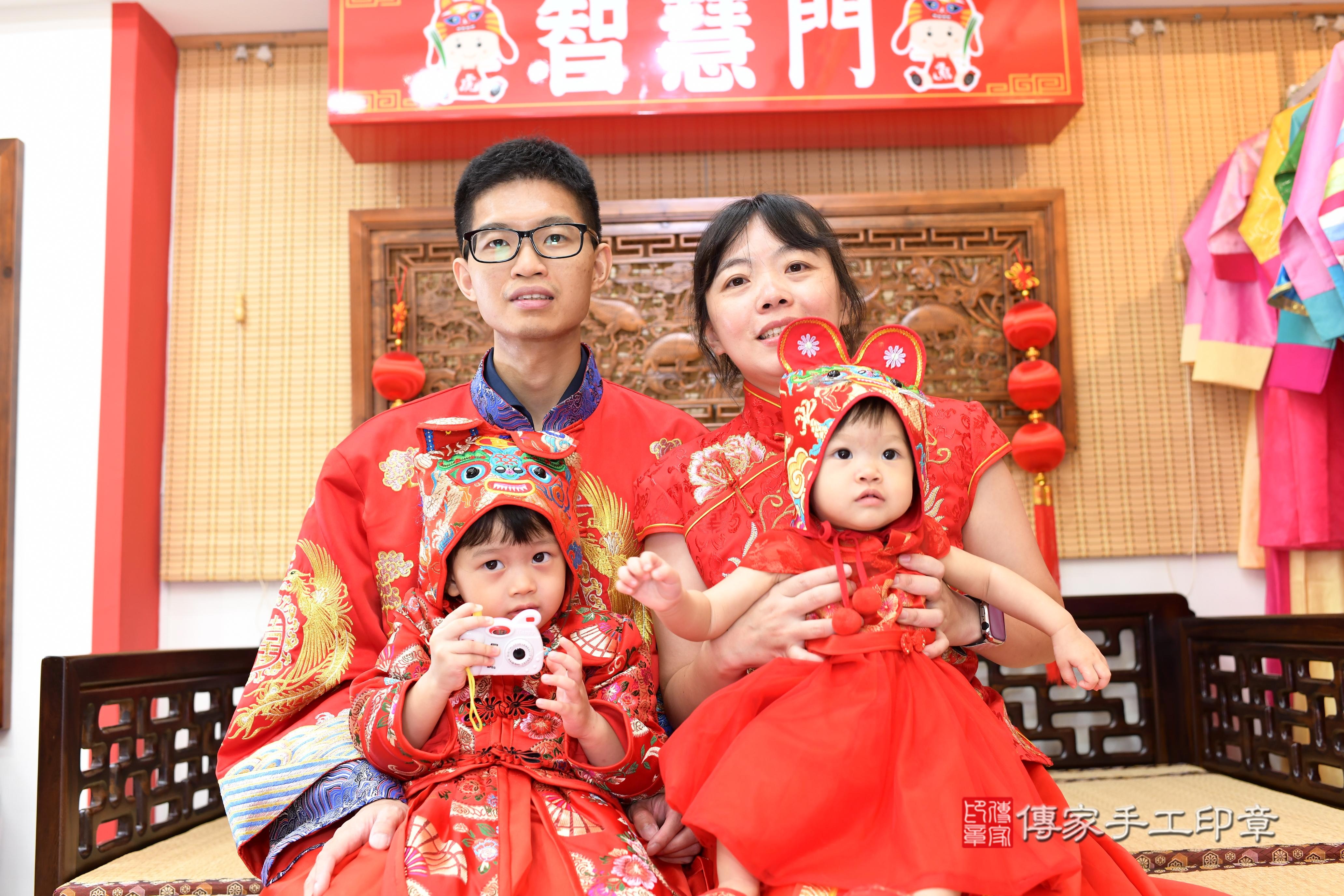 琁琁寶貝抓周，成人與小孩古裝禮服照。地點：傳家「台南店」古禮會場