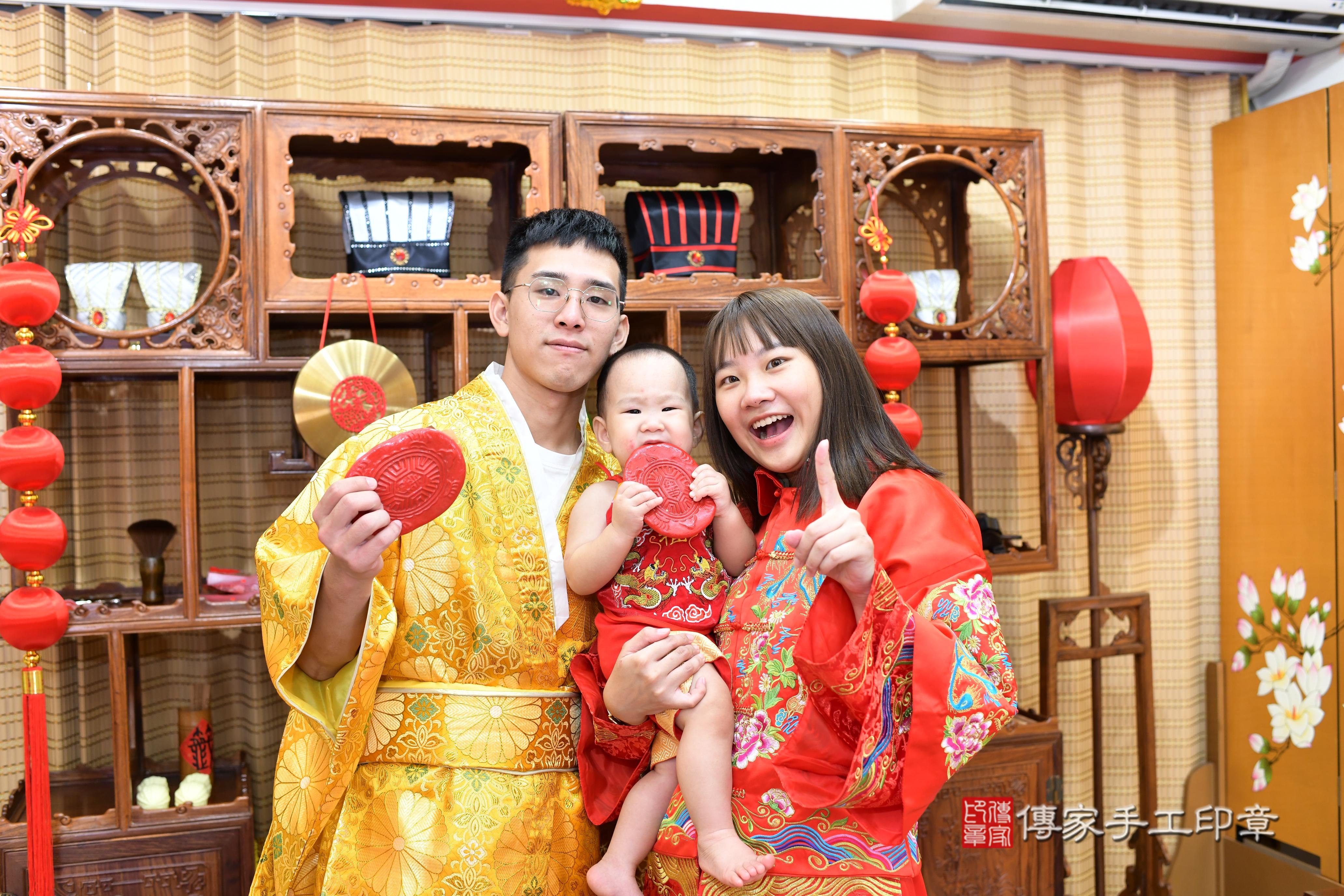 愷愷寶貝抓周，成人與小孩古裝禮服照。地點：傳家「台南店」古禮會場