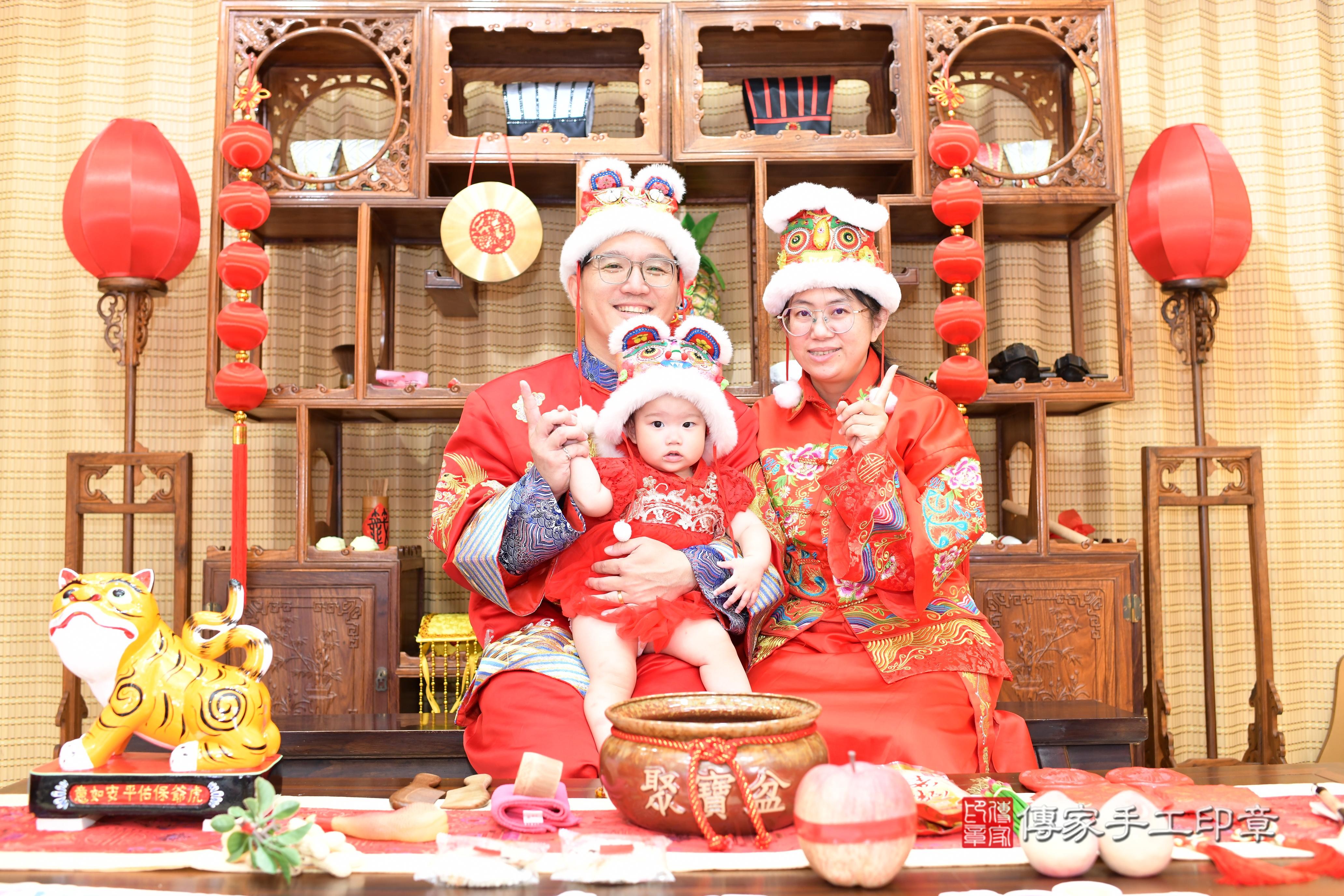 宣宣寶貝抓周，成人與小孩古裝禮服照。地點：傳家「台南店」古禮會場