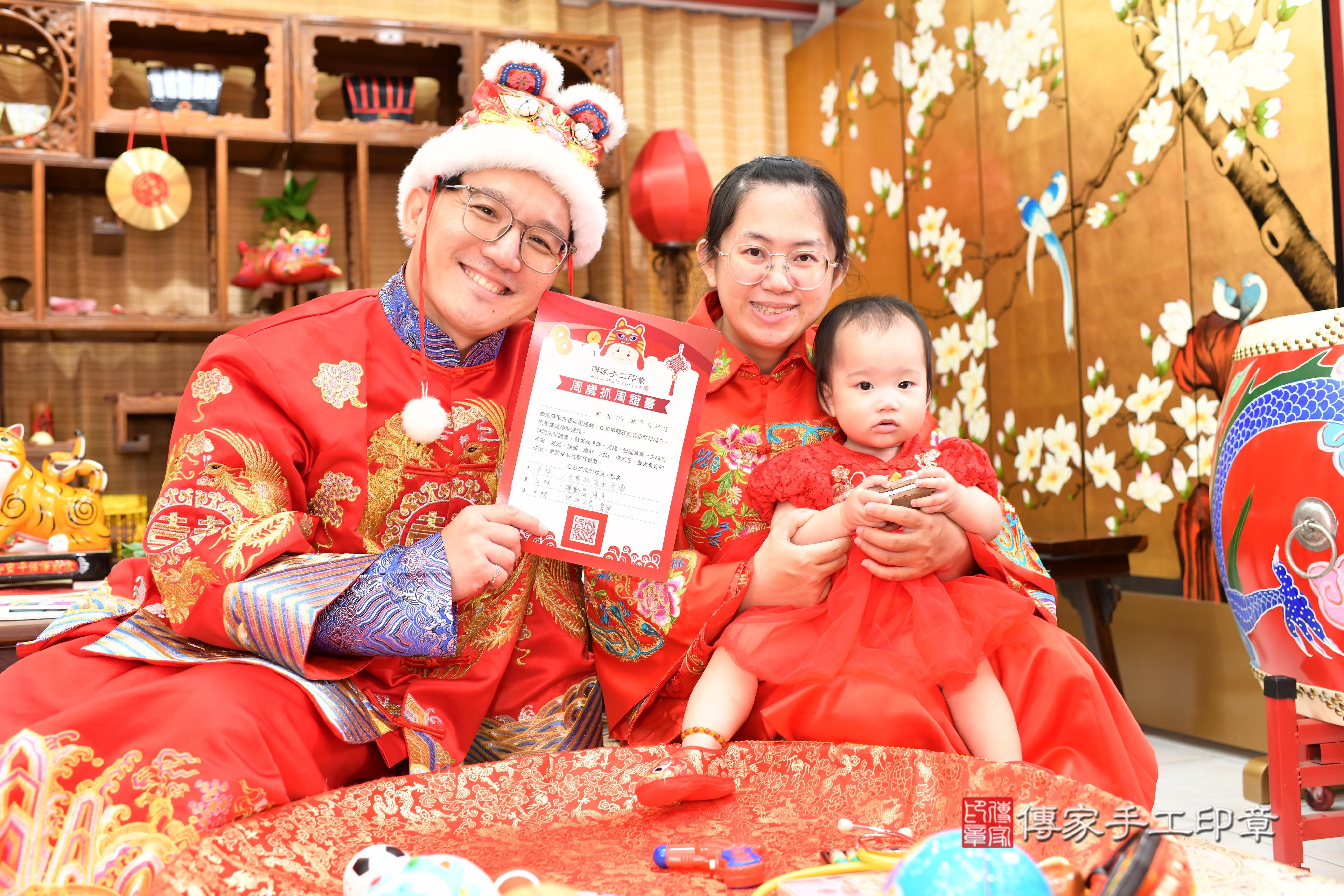 宣宣寶貝抓周，成人與小孩古裝禮服照。地點：傳家「台南店」古禮會場