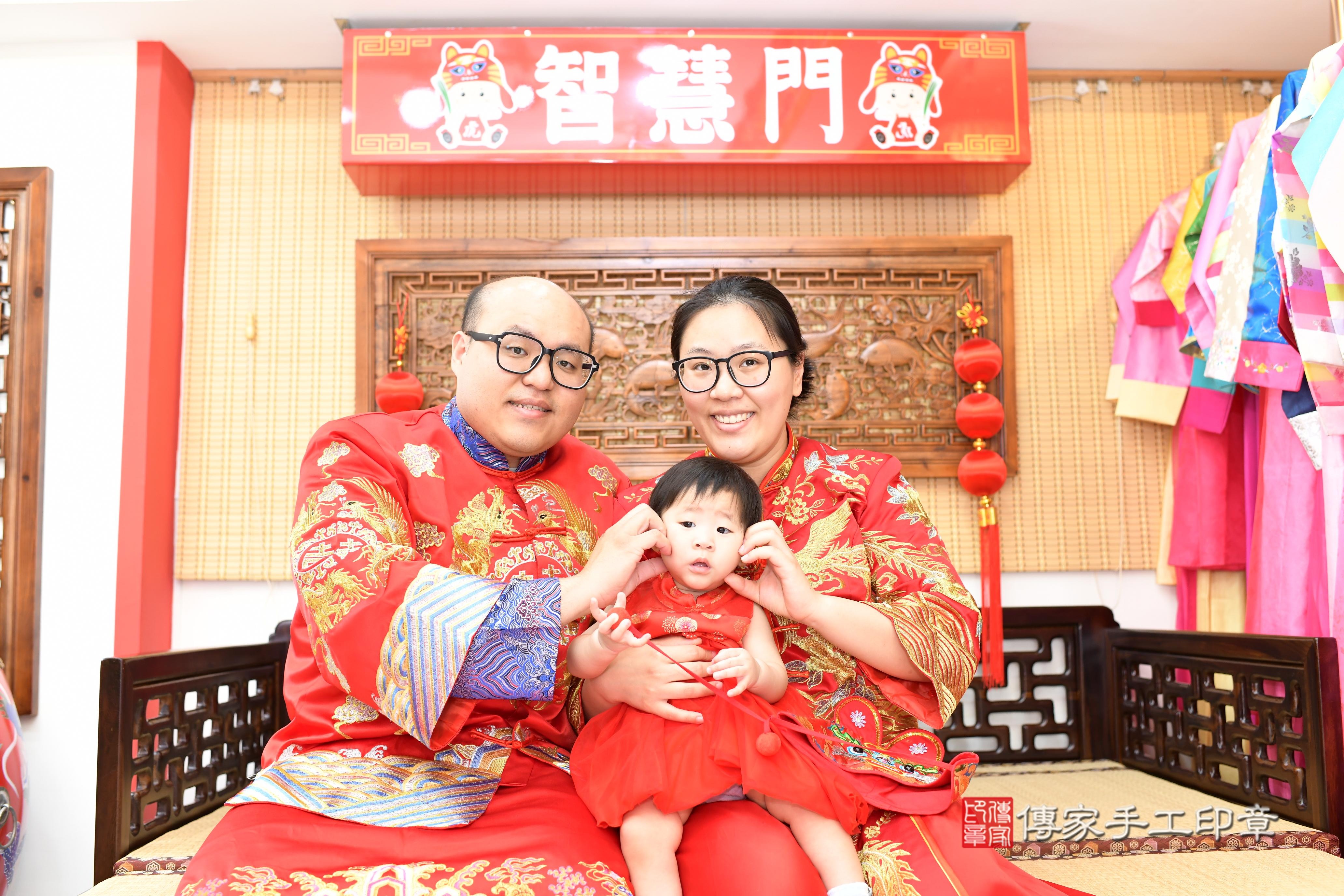 芮芮寶貝抓周，成人與小孩古裝禮服照。地點：傳家「台南店」古禮會場