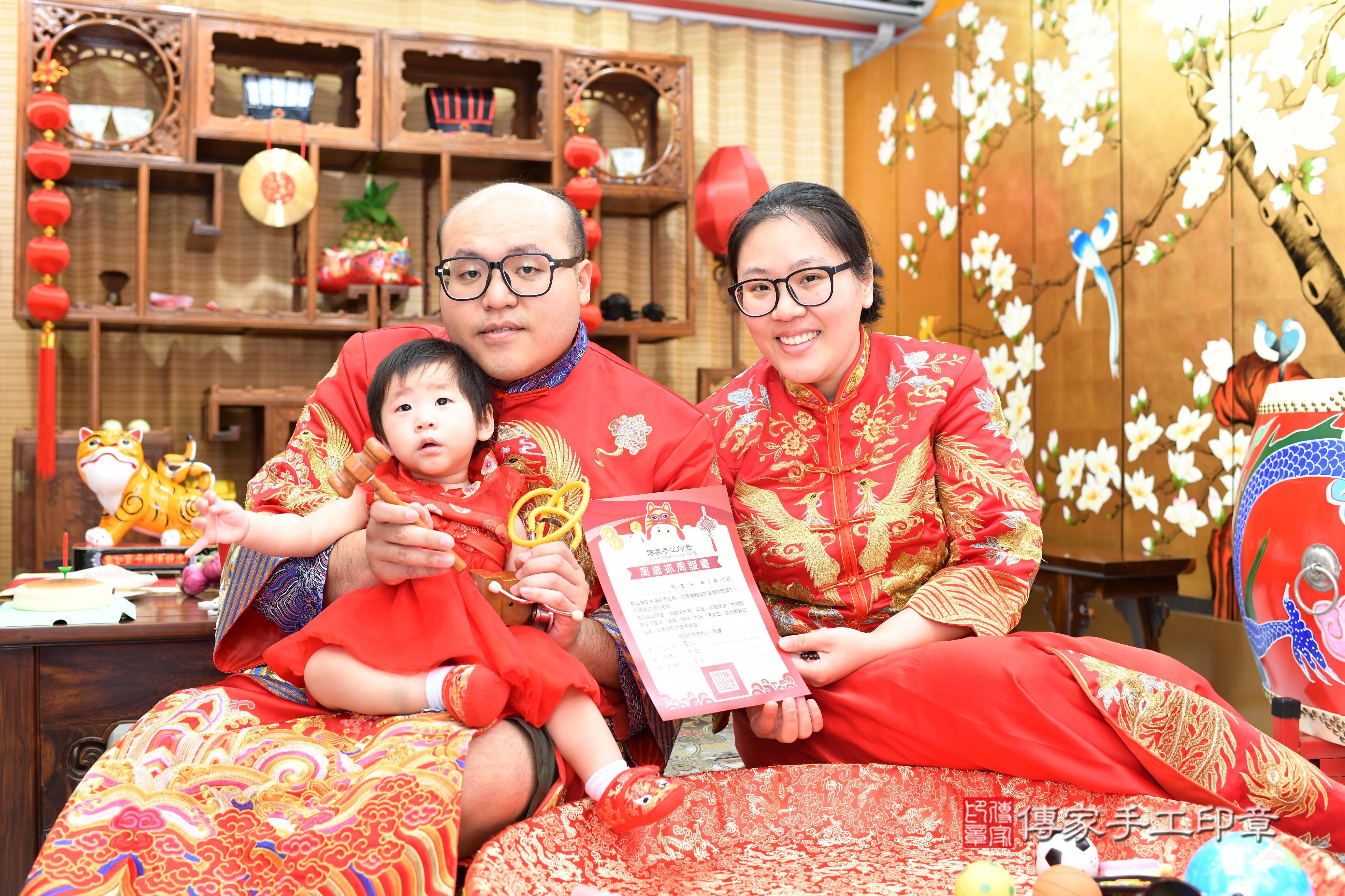 芮芮寶貝抓周，成人與小孩古裝禮服照。地點：傳家「台南店」古禮會場