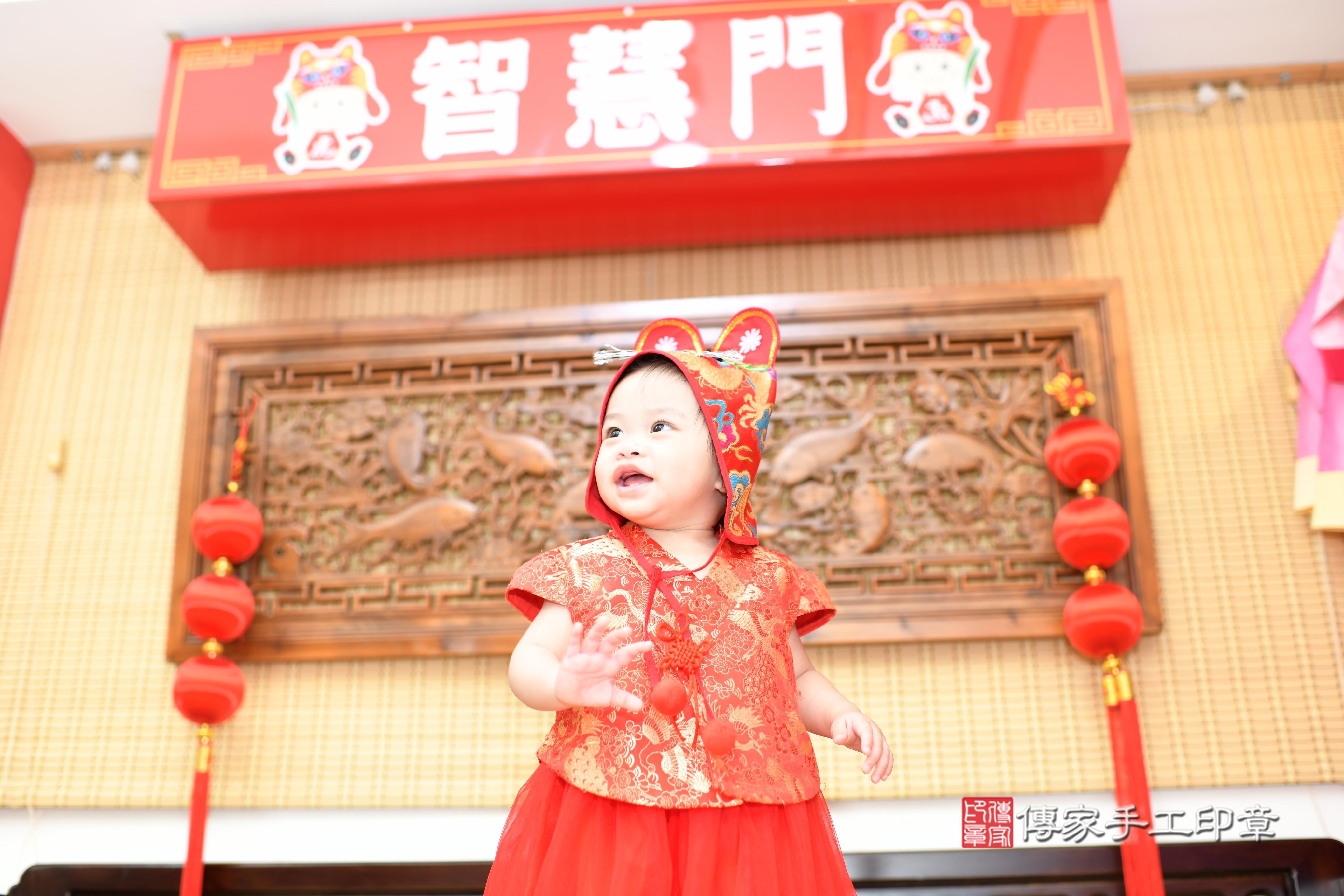 柔柔寶貝抓周，小孩古裝禮服照。地點：傳家「台南店」古禮會場