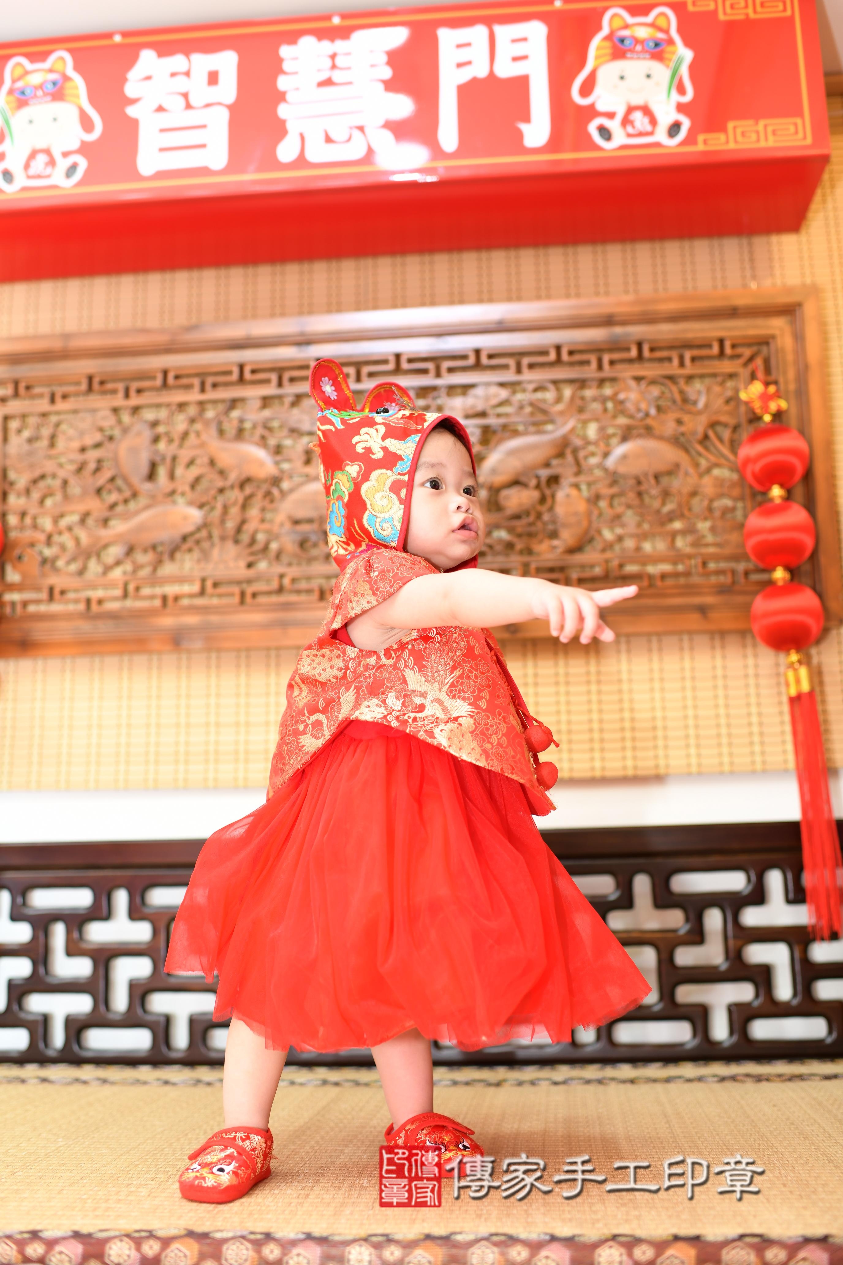 柔柔寶貝抓周，小孩古裝禮服照。地點：傳家「台南店」古禮會場