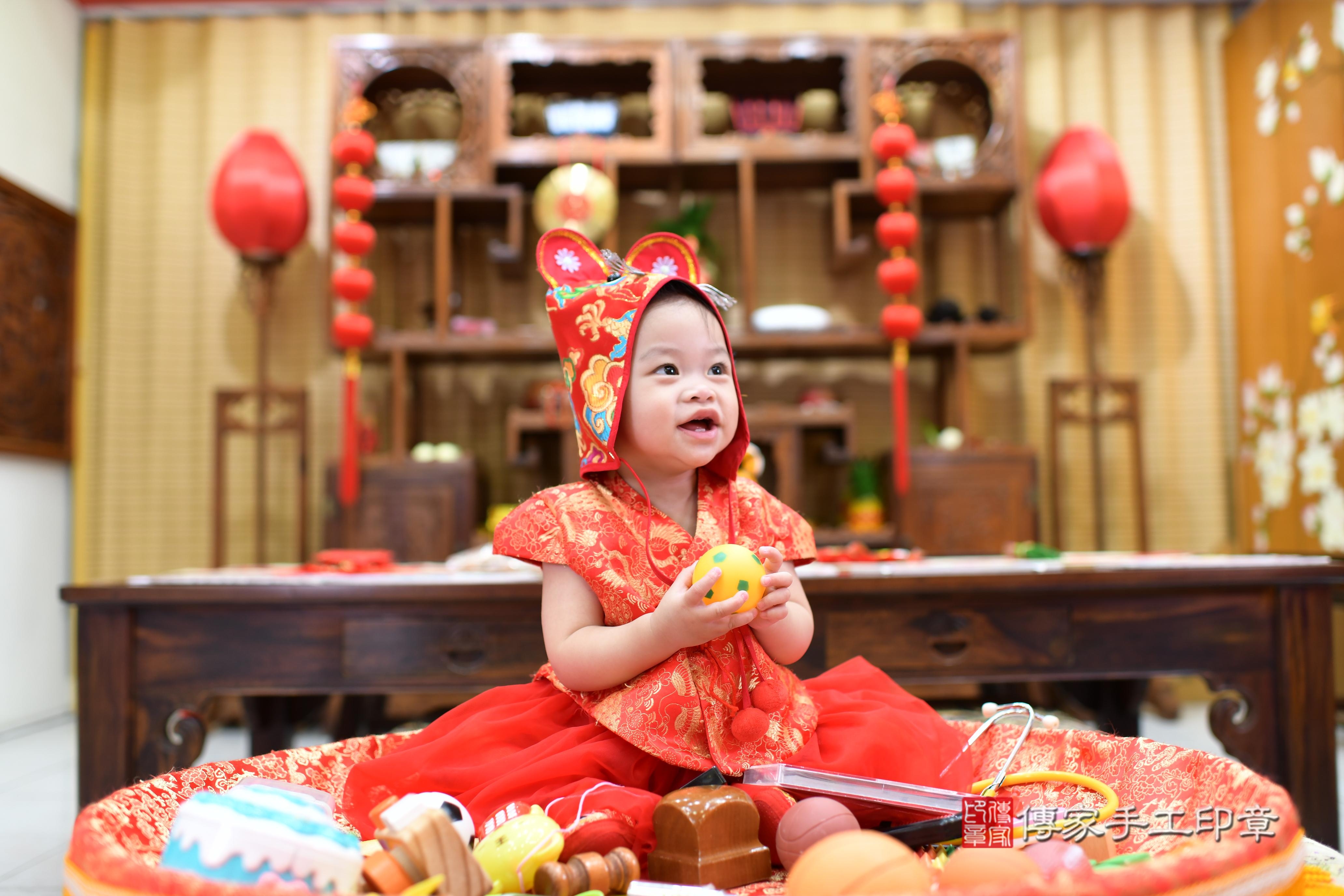 柔柔寶貝抓周，小孩古裝禮服照。地點：傳家「台南店」古禮會場